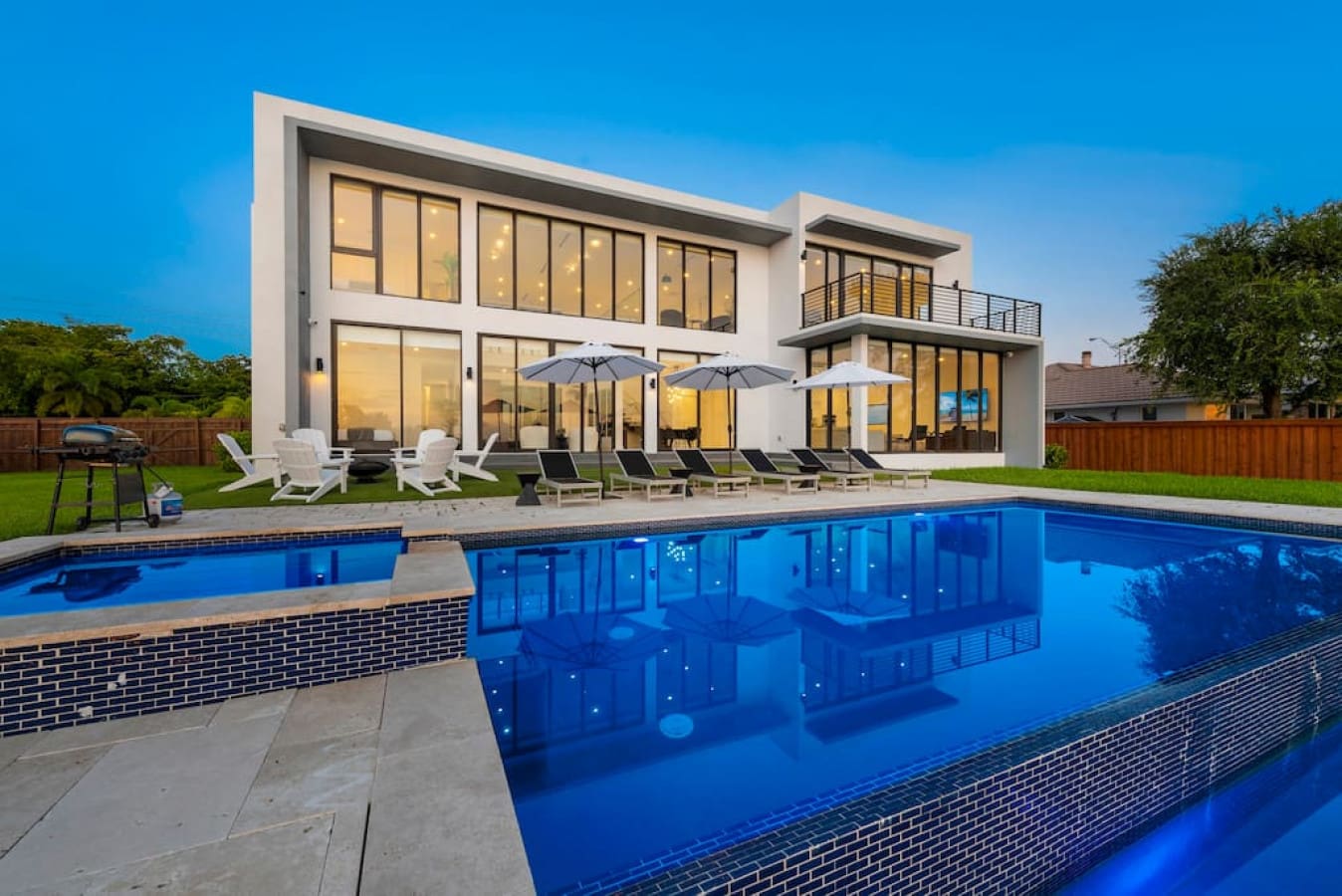 House Gumbo Limbo Miami: Luxury 5-Bedroom Villa with Infinity Pool, Miami