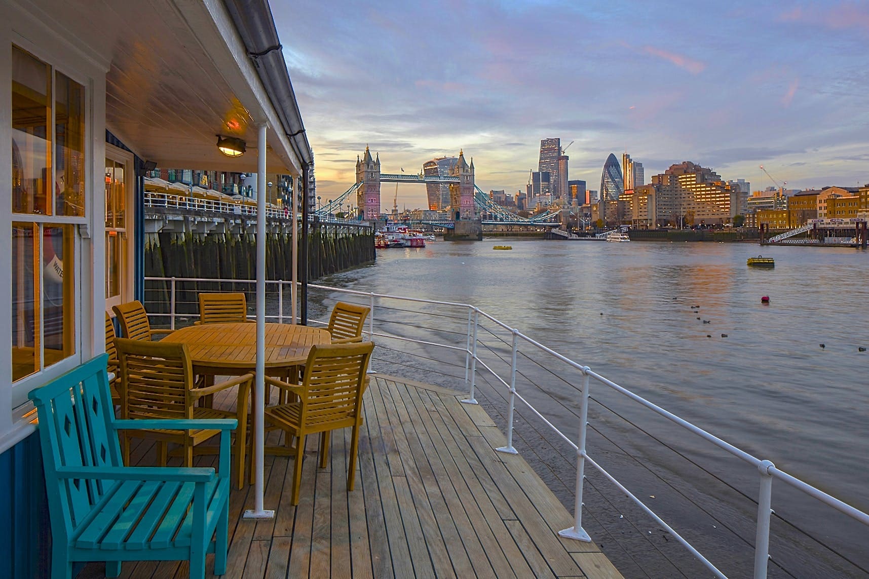 House Harpy London: 4-Bedroom Luxury Houseboat with Iconic Views, Tower Bridge