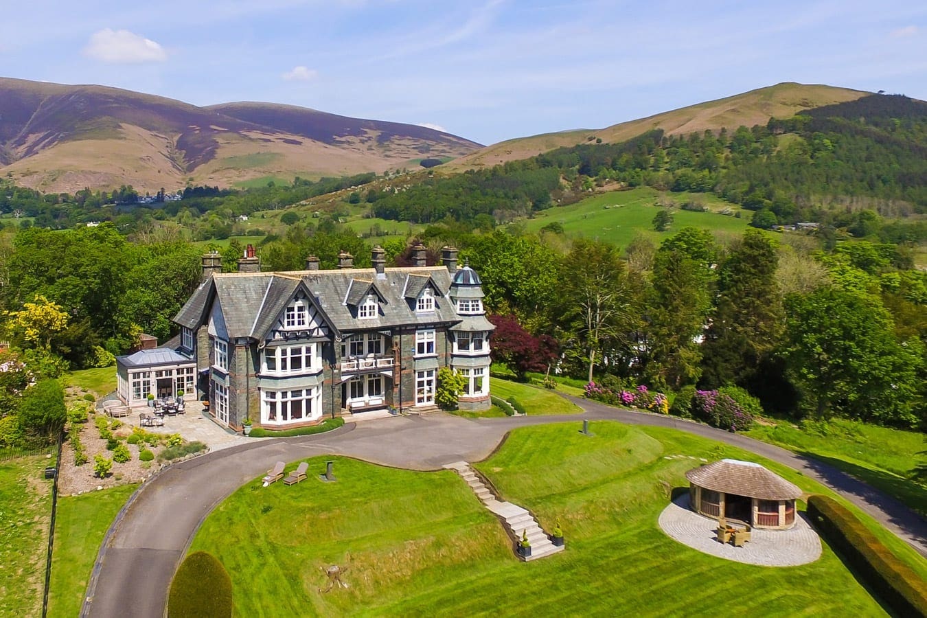 House Helvellyn Cumbria: Spacious 10-Bedroom Apartment with Mountain Views, Cumbria