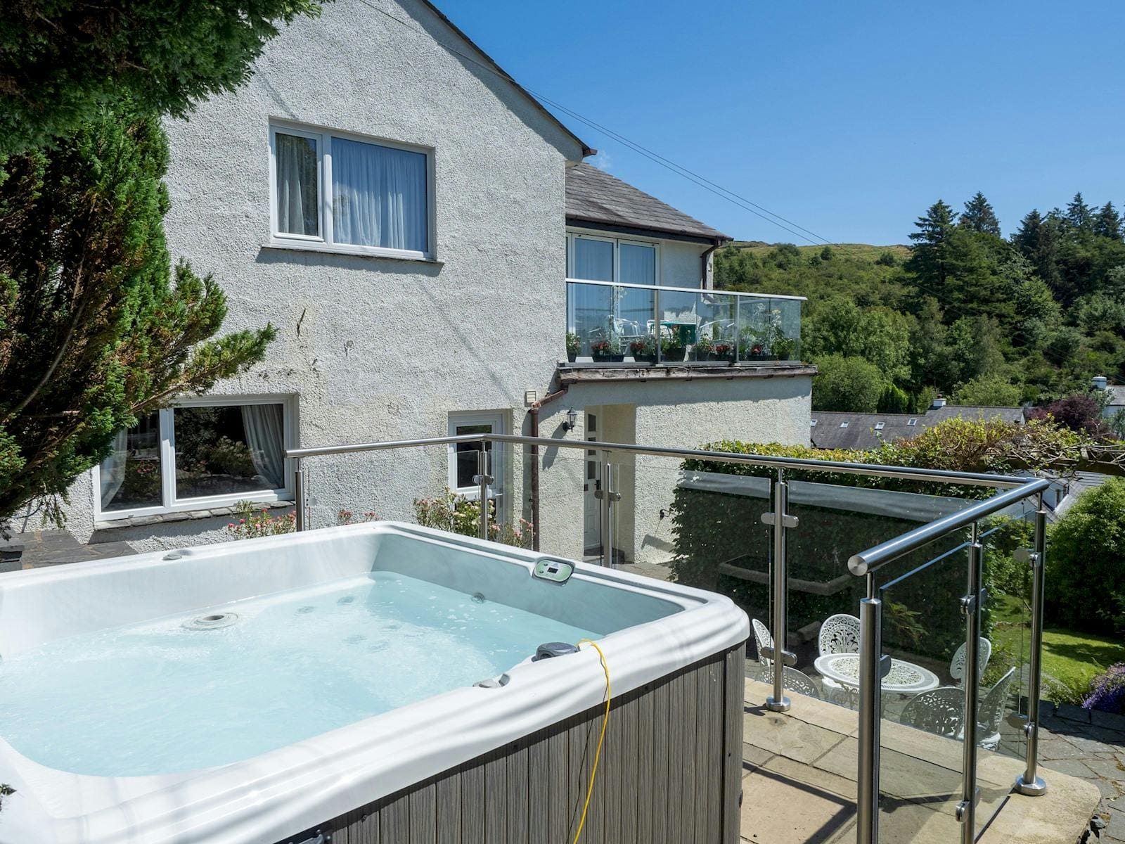 House Helvellyn Windermere: Spacious 5-Bedroom Cottage with Hot Tub and Lake Views, Lake District