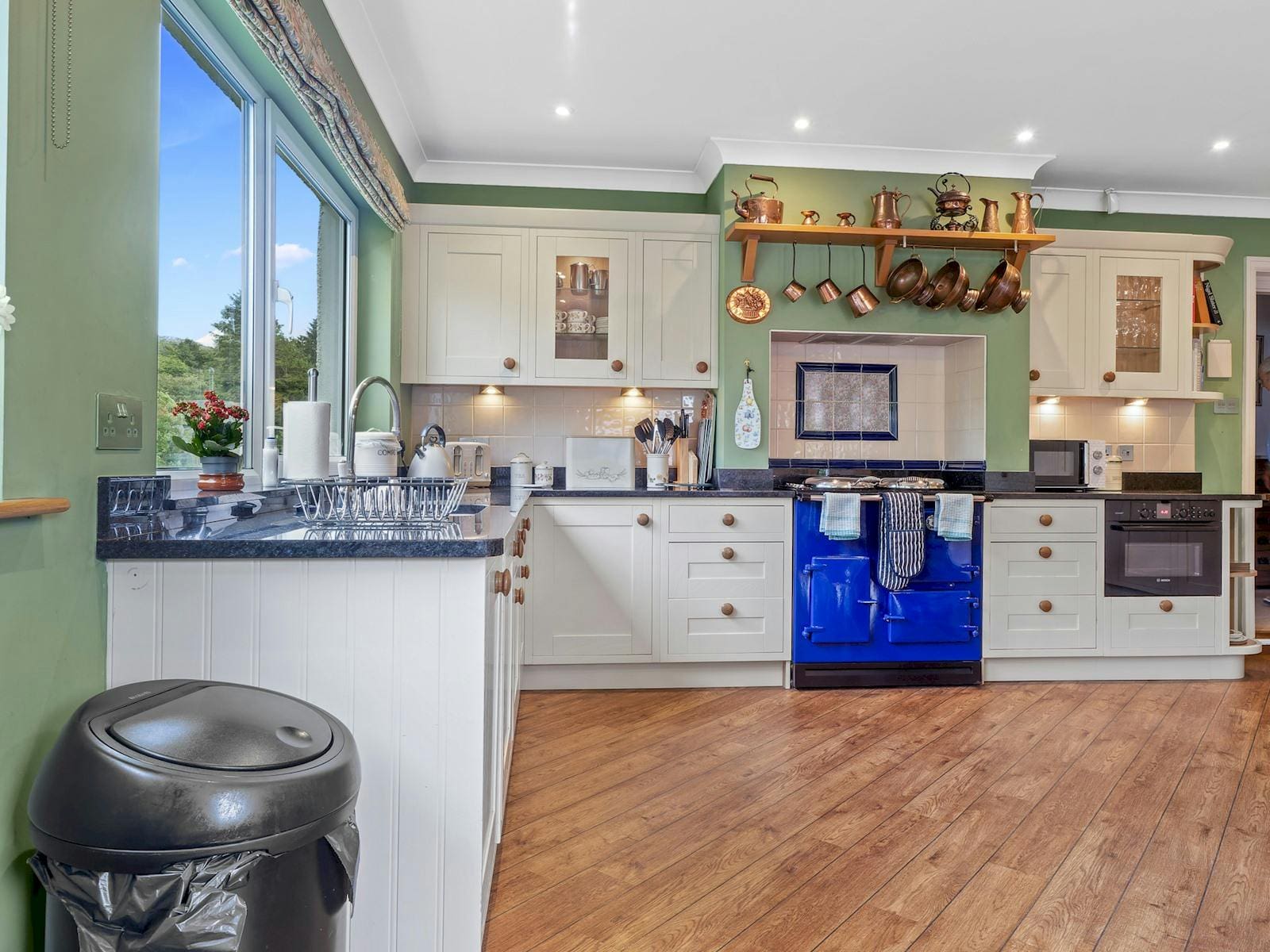 House Helvellyn Windermere: Spacious 5-Bedroom Cottage with Hot Tub and Lake Views, Lake District