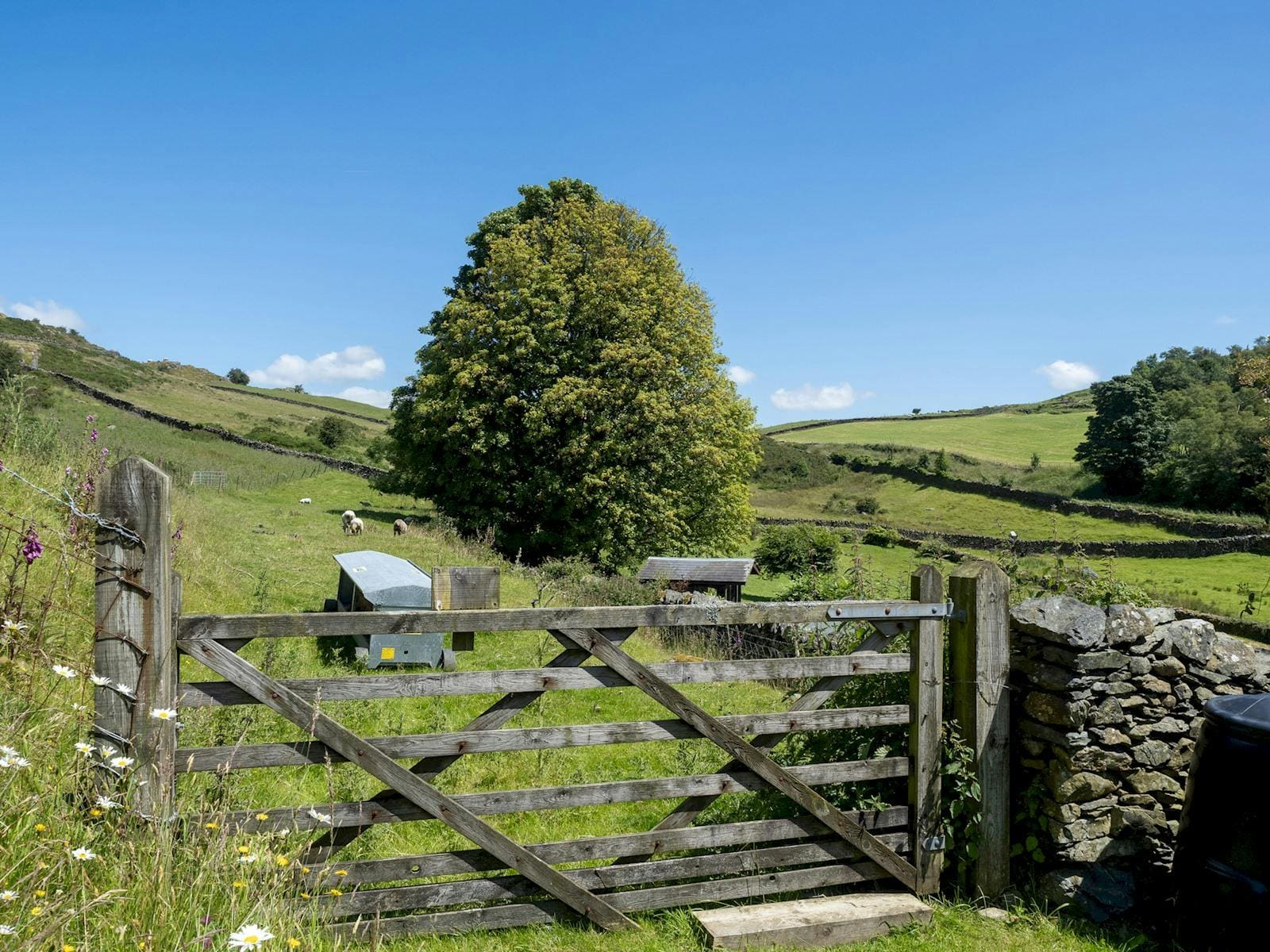 House Helvellyn Windermere: Spacious 5-Bedroom Cottage with Hot Tub and Lake Views, Lake District