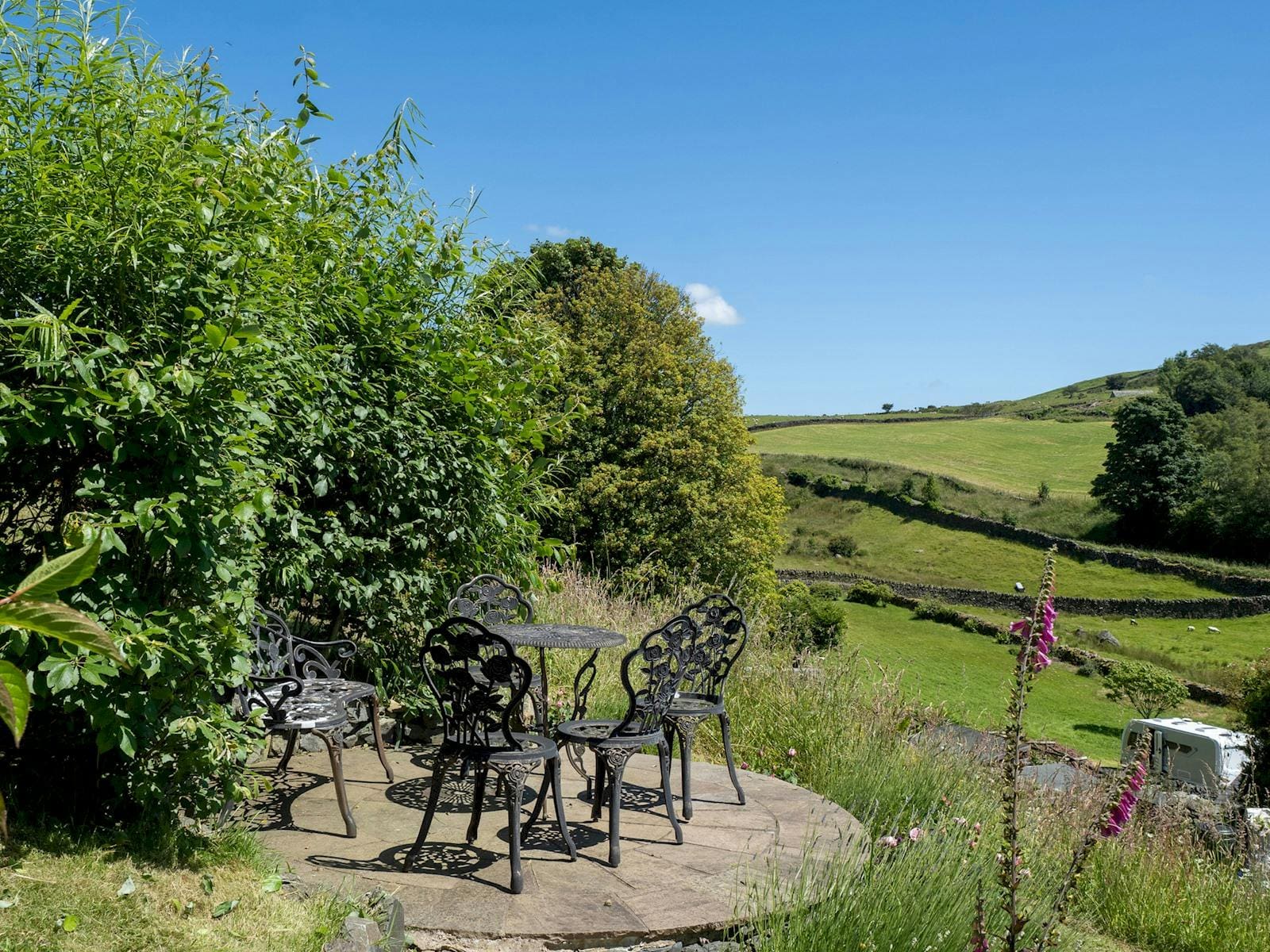House Helvellyn Windermere: Spacious 5-Bedroom Cottage with Hot Tub and Lake Views, Lake District