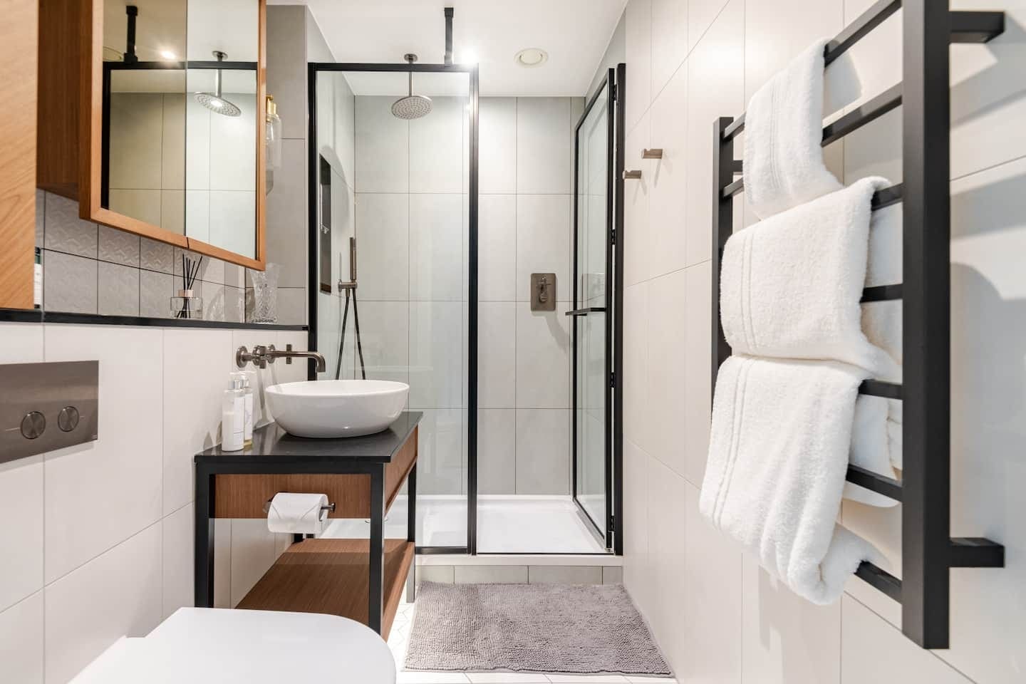 House Hermitage Wapping: Elegant 2-Bedroom Apartment with Balcony, Wapping