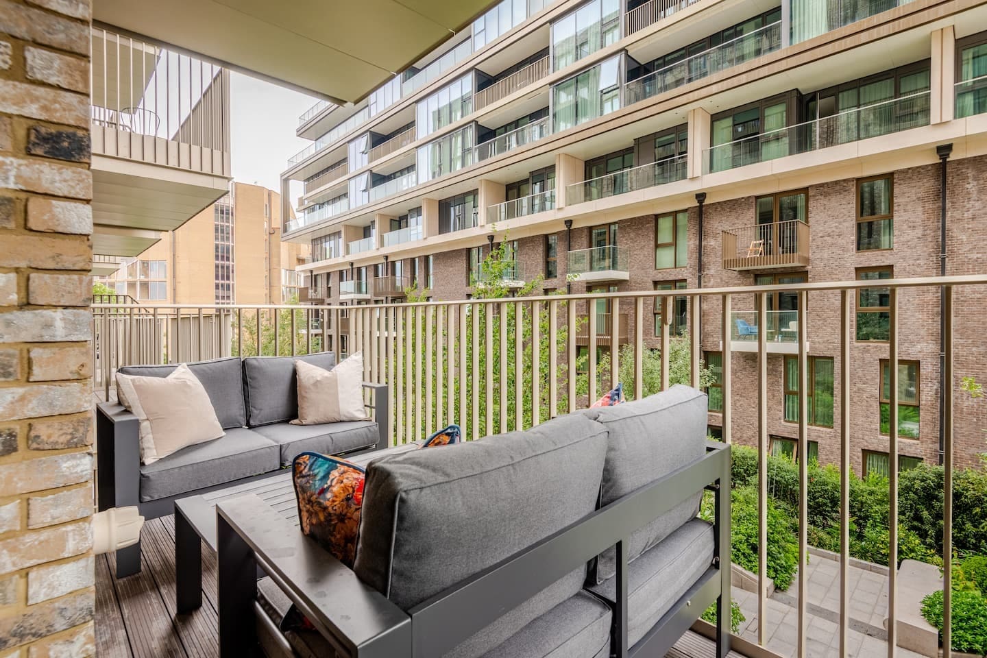 House Hermitage Wapping: Elegant 2-Bedroom Apartment with Balcony, Wapping