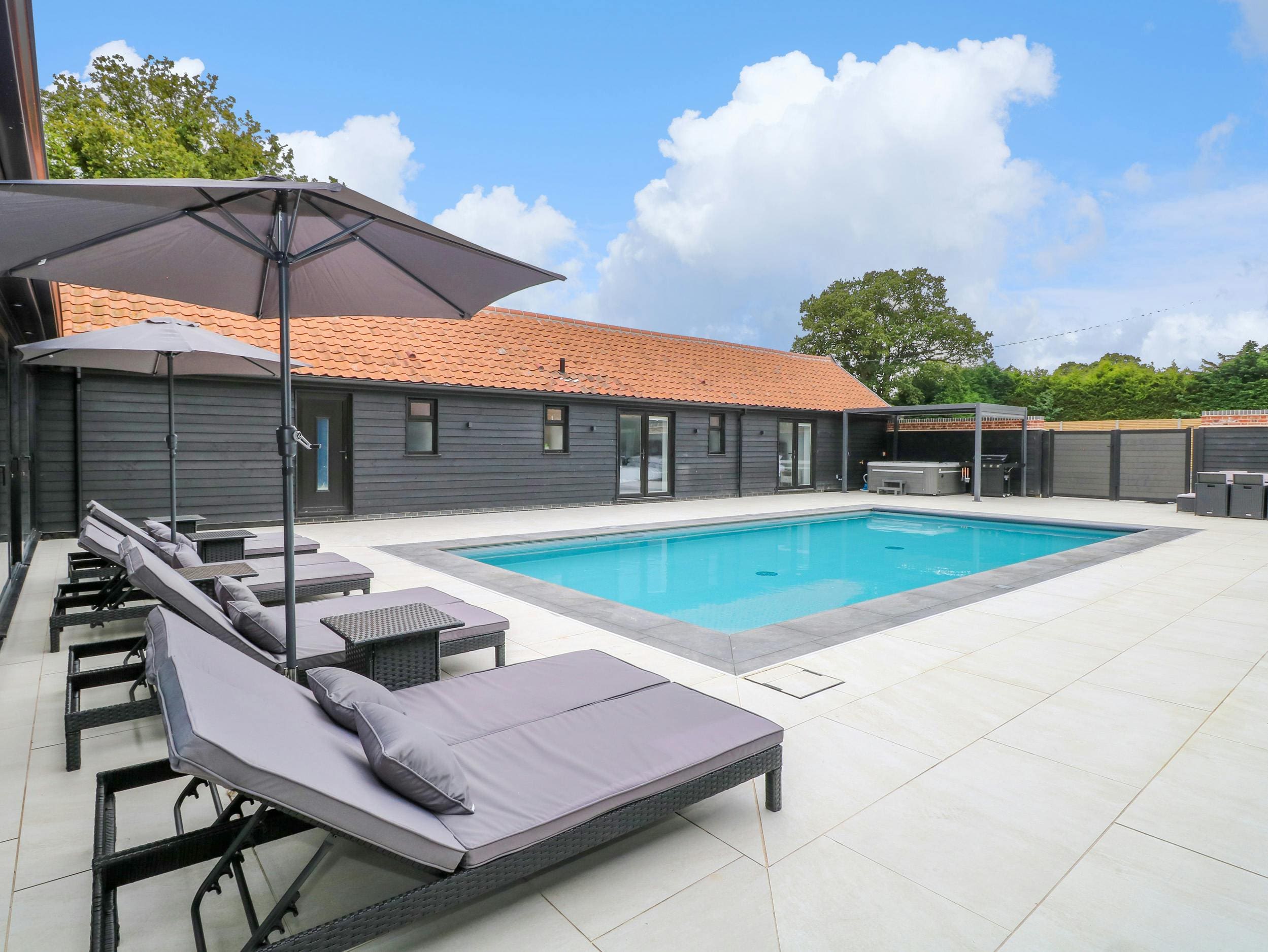 House Hickling Norfolk: Charming 4-Bed Holiday Cottage with Pool and Hot Tub, Norfolk