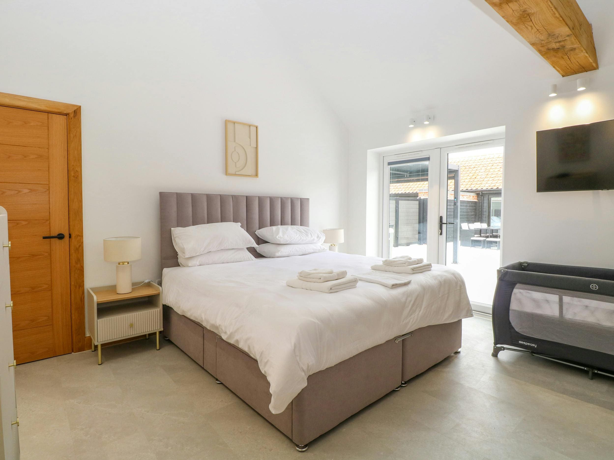 House Hickling Norfolk: Charming 4-Bed Holiday Cottage with Pool and Hot Tub, Norfolk