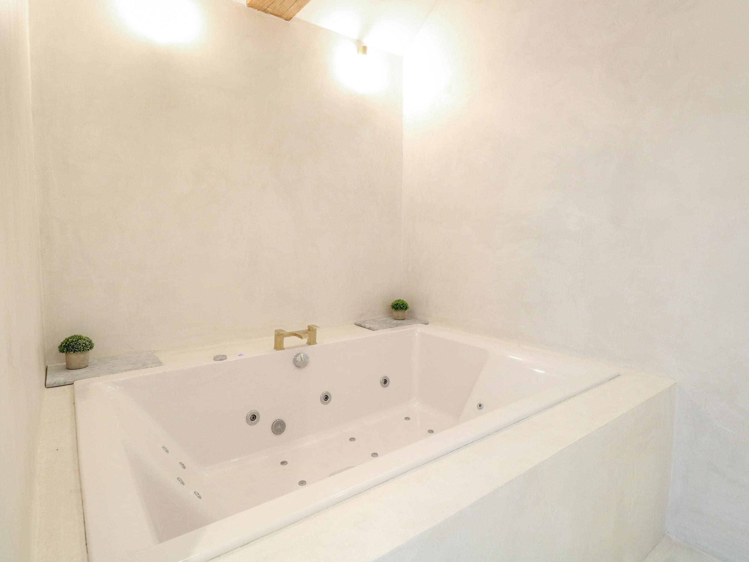 House Hickling Norfolk: Charming 4-Bed Holiday Cottage with Pool and Hot Tub, Norfolk