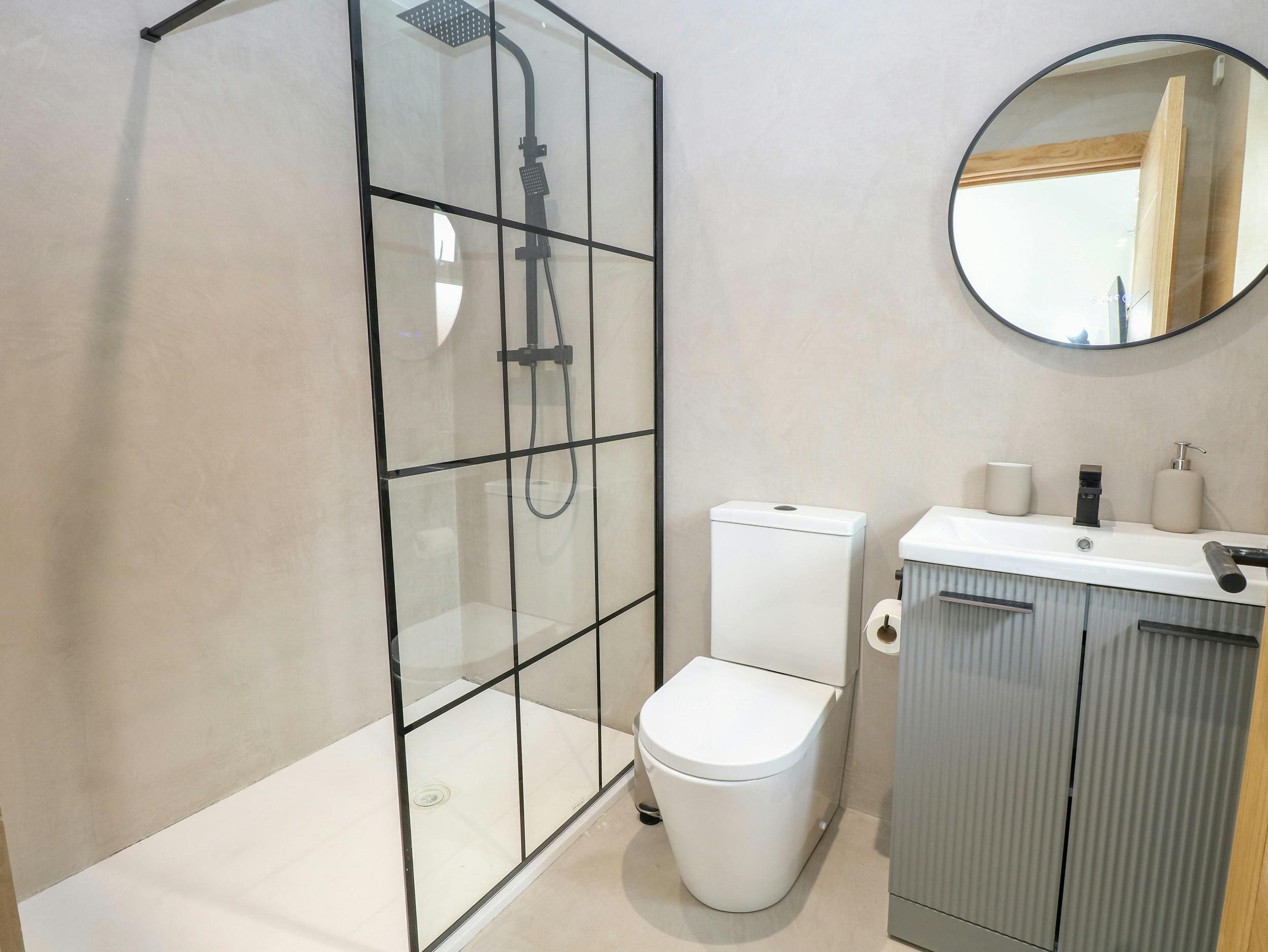 House Hickling Norfolk: Charming 4-Bed Holiday Cottage with Pool and Hot Tub, Norfolk