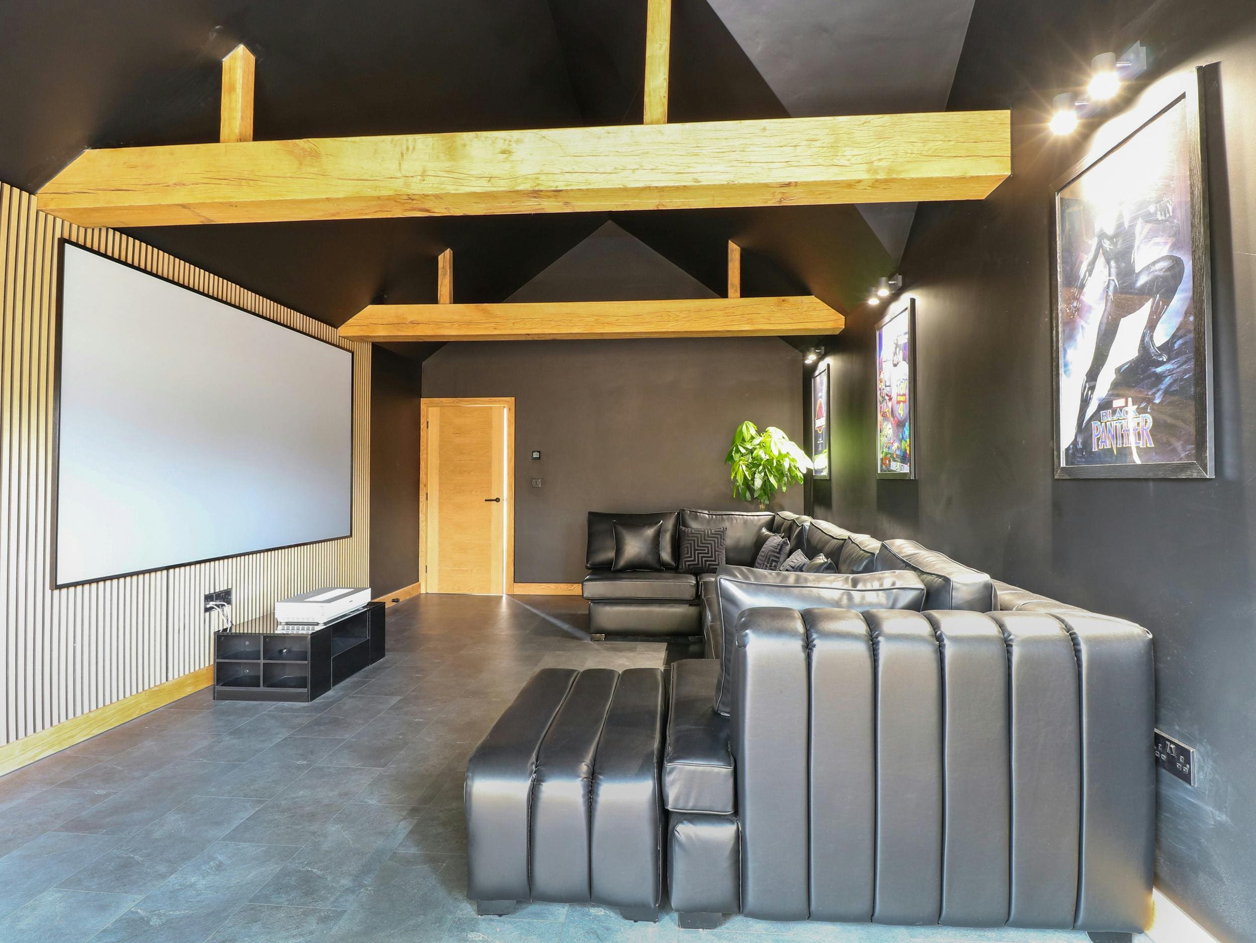 House Hickling Norfolk: Charming 4-Bed Holiday Cottage with Pool and Hot Tub, Norfolk