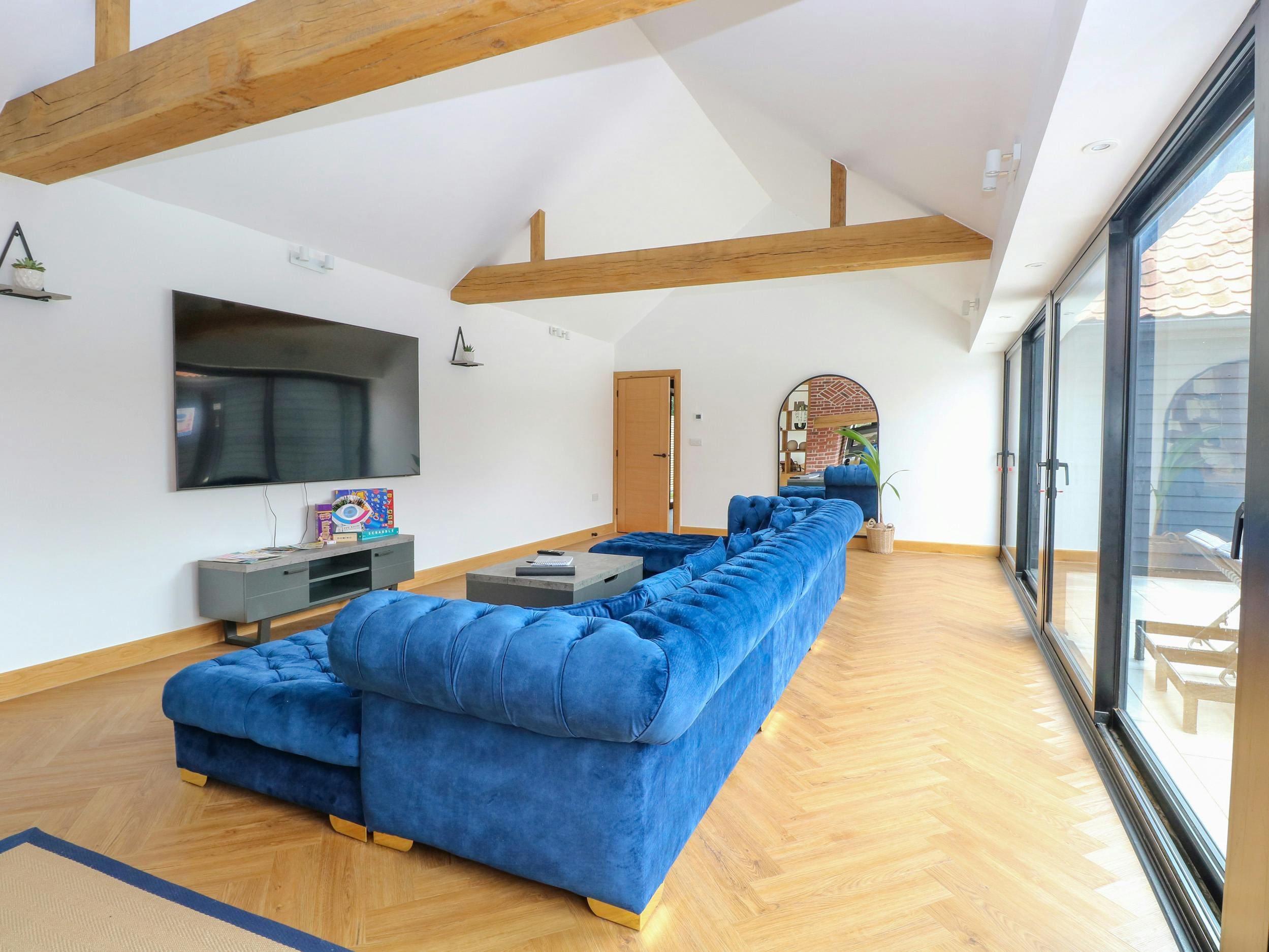 House Hickling Norfolk: Charming 4-Bed Holiday Cottage with Pool and Hot Tub, Norfolk