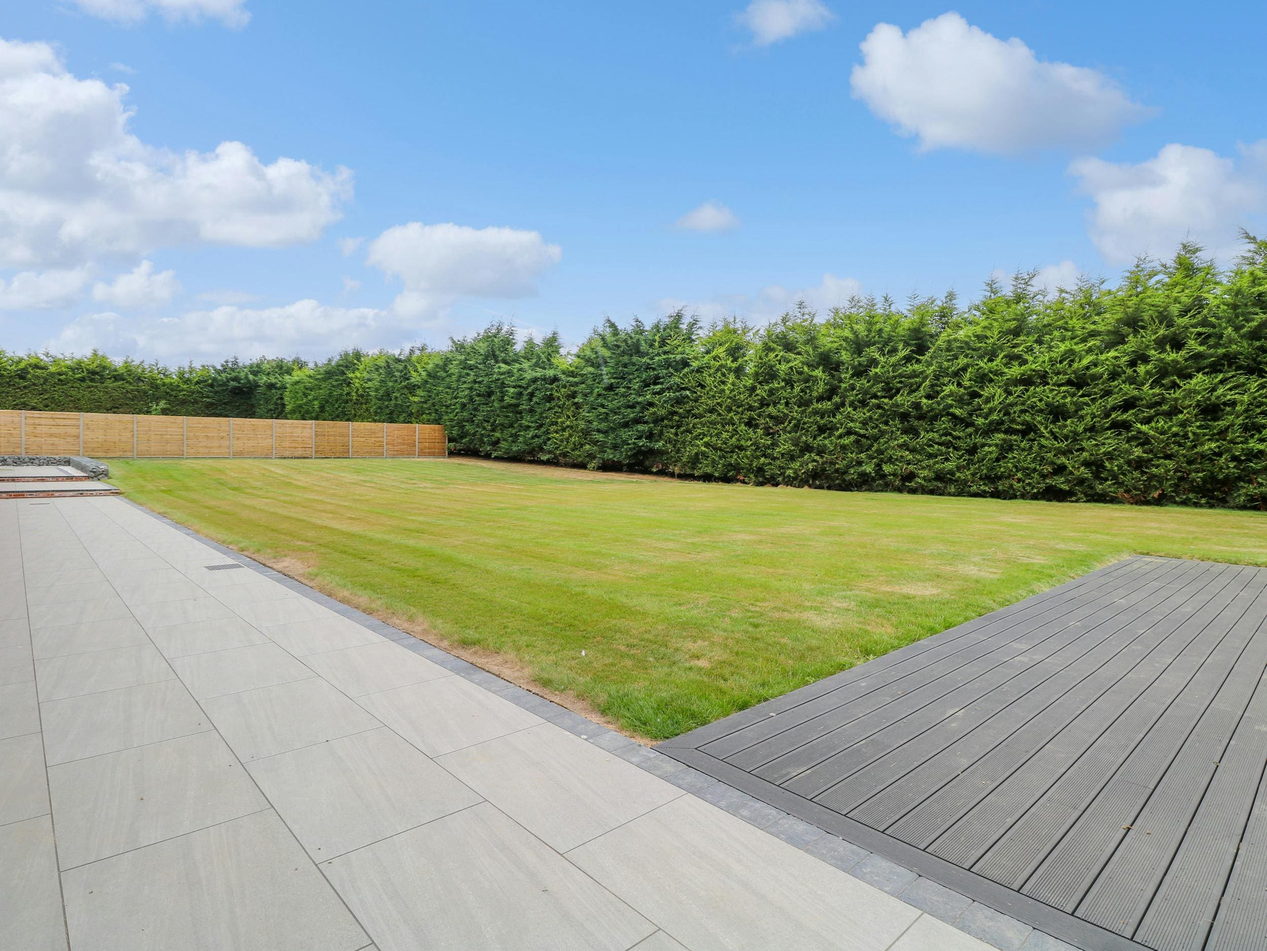 House Hickling Norfolk: Charming 4-Bed Holiday Cottage with Pool and Hot Tub, Norfolk