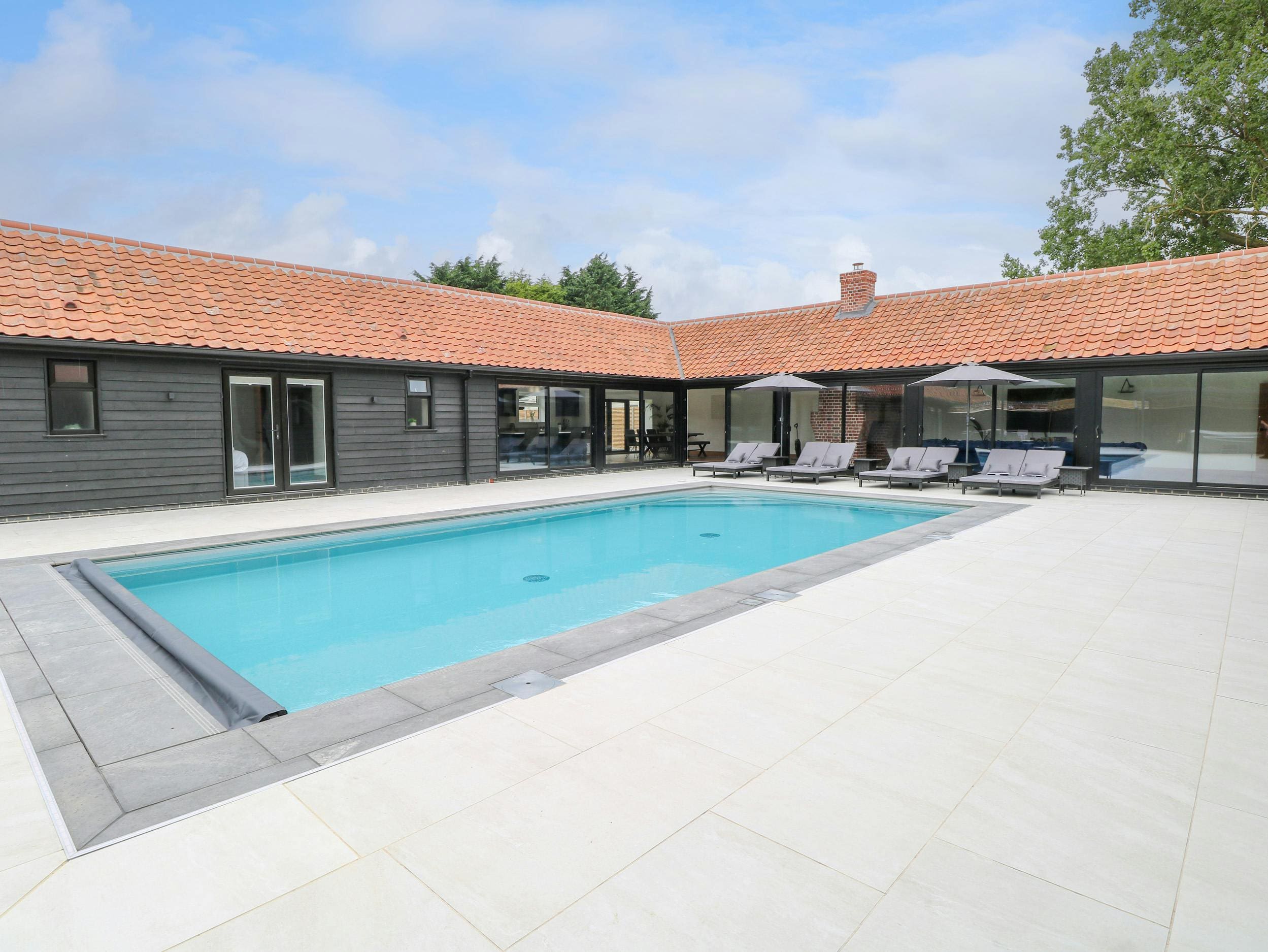 House Hickling Norfolk: Charming 4-Bed Holiday Cottage with Pool and Hot Tub, Norfolk