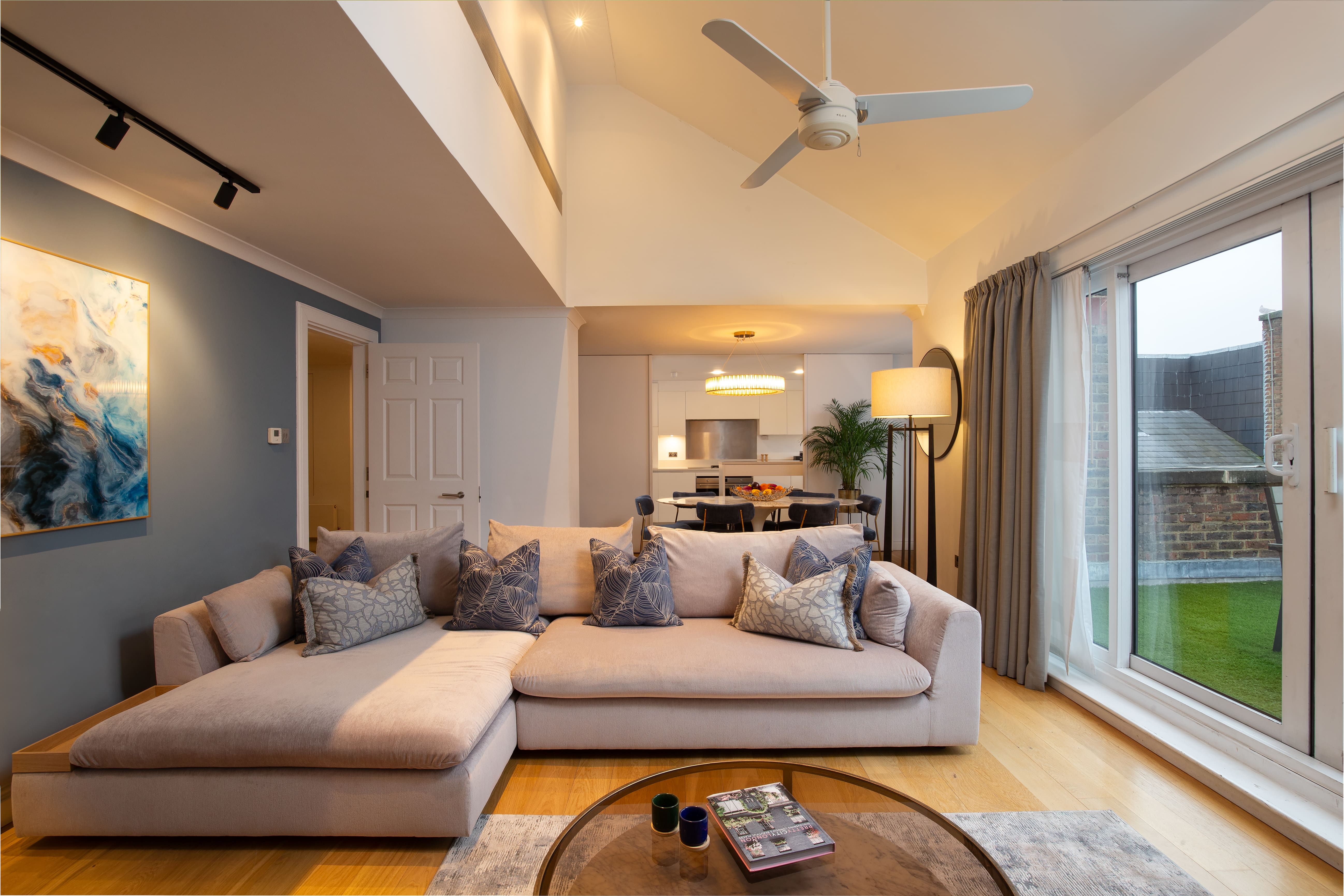 House Holland Kensington: Elegant 3-Bedroom Apartment with Private Terrace, Kensington