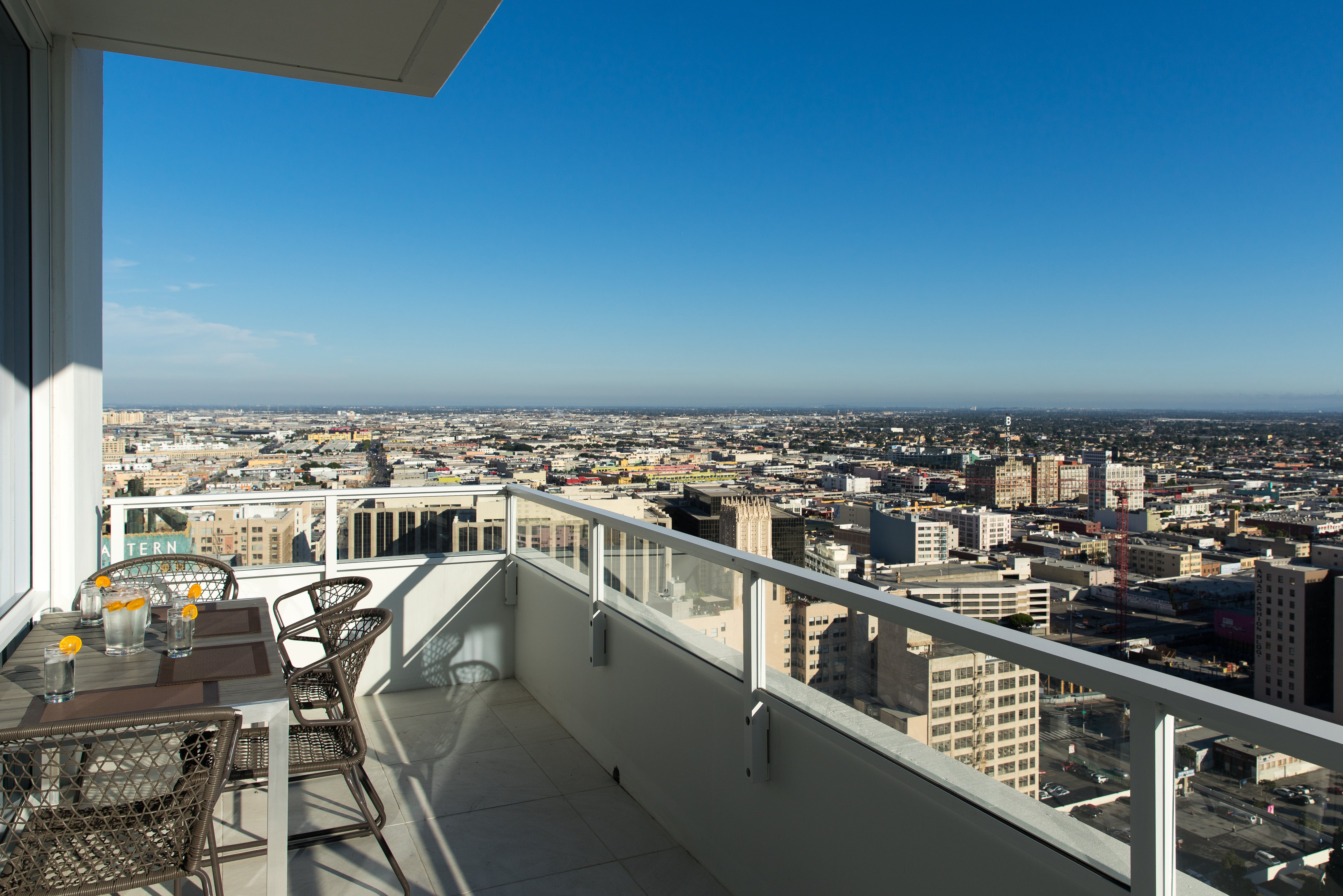 House Jacaranda LA: Luxury 3-Bedroom Apartment with Pool and Sauna, Downtown LA