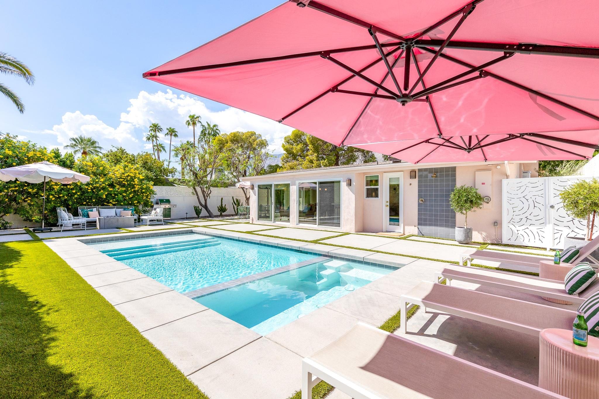 House Jacinto Cathedral: Stylish 2-Bedroom Sustainable Apartment with Pool and Hot Tub, Palm Springs