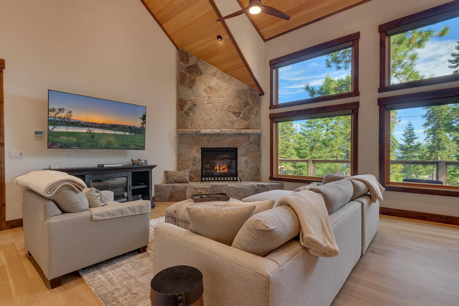 House Jeffrey Carnelian: Luxury 4-Bedroom House with Hot Tub and Lake Access, Carnelian Bay