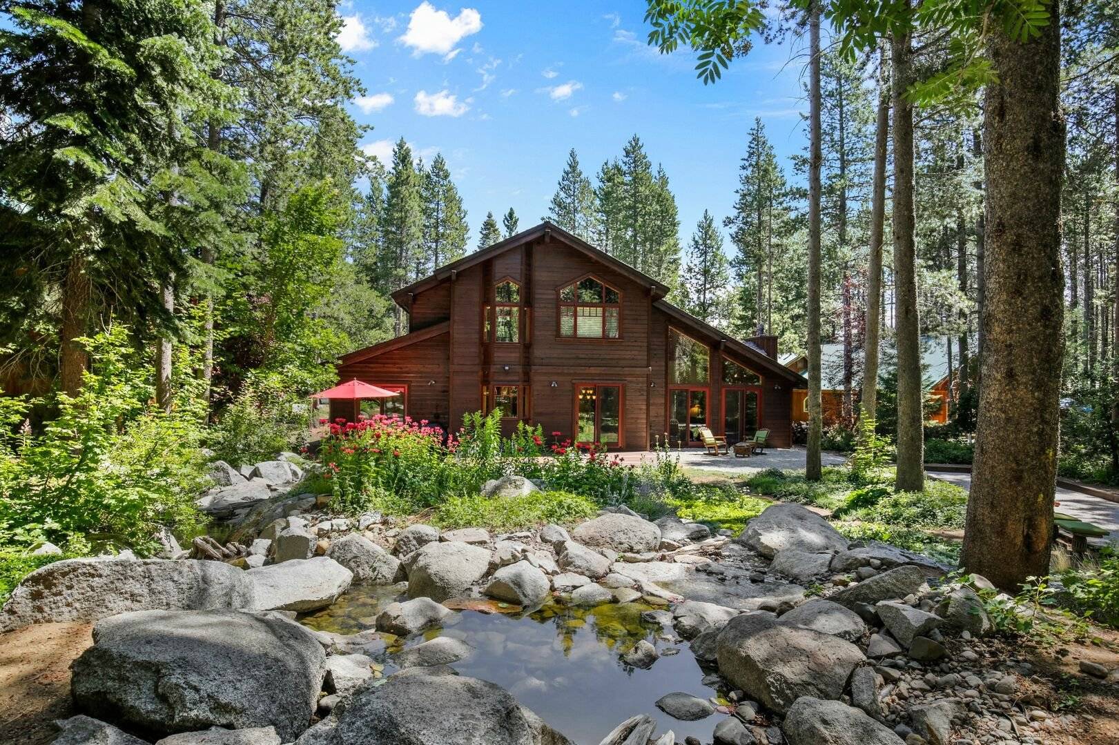 House Jeffrey Truckee: 4-Bedroom Ski Chalet with Hot Tub and Pool, Truckee