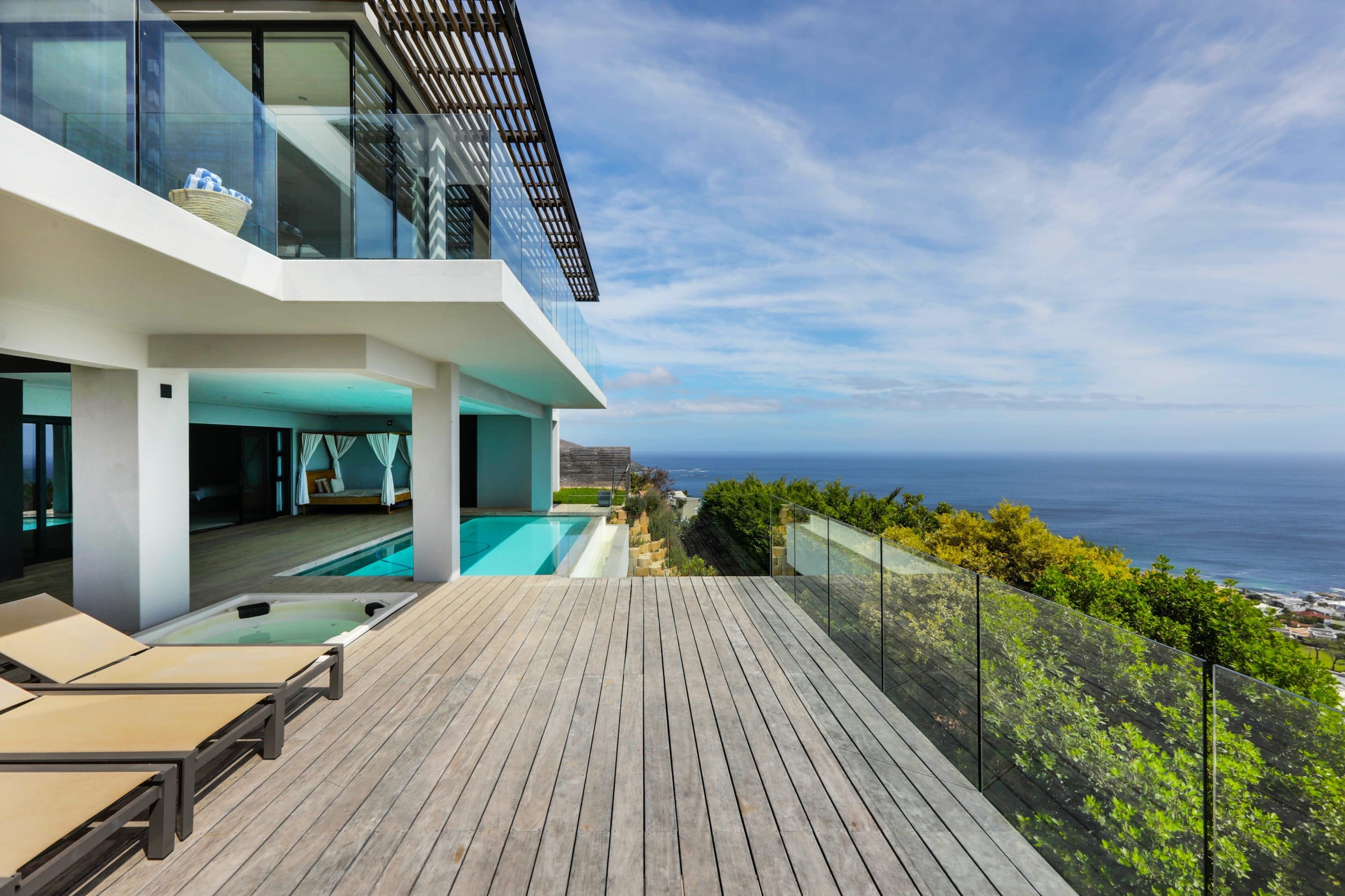 House Kasteel Bakoven: Luxury 4-Bedroom Apartment with Infinity Pool and Sea Views, Bakoven