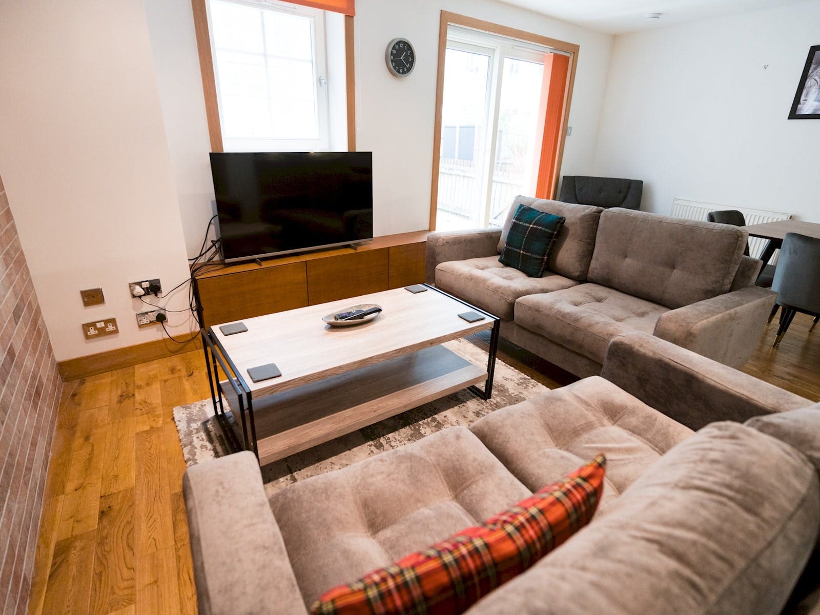 House Kelvinbridge Glasgow: Spacious 3-Bedroom Apartment Rental with Private Parking, Glasgow City