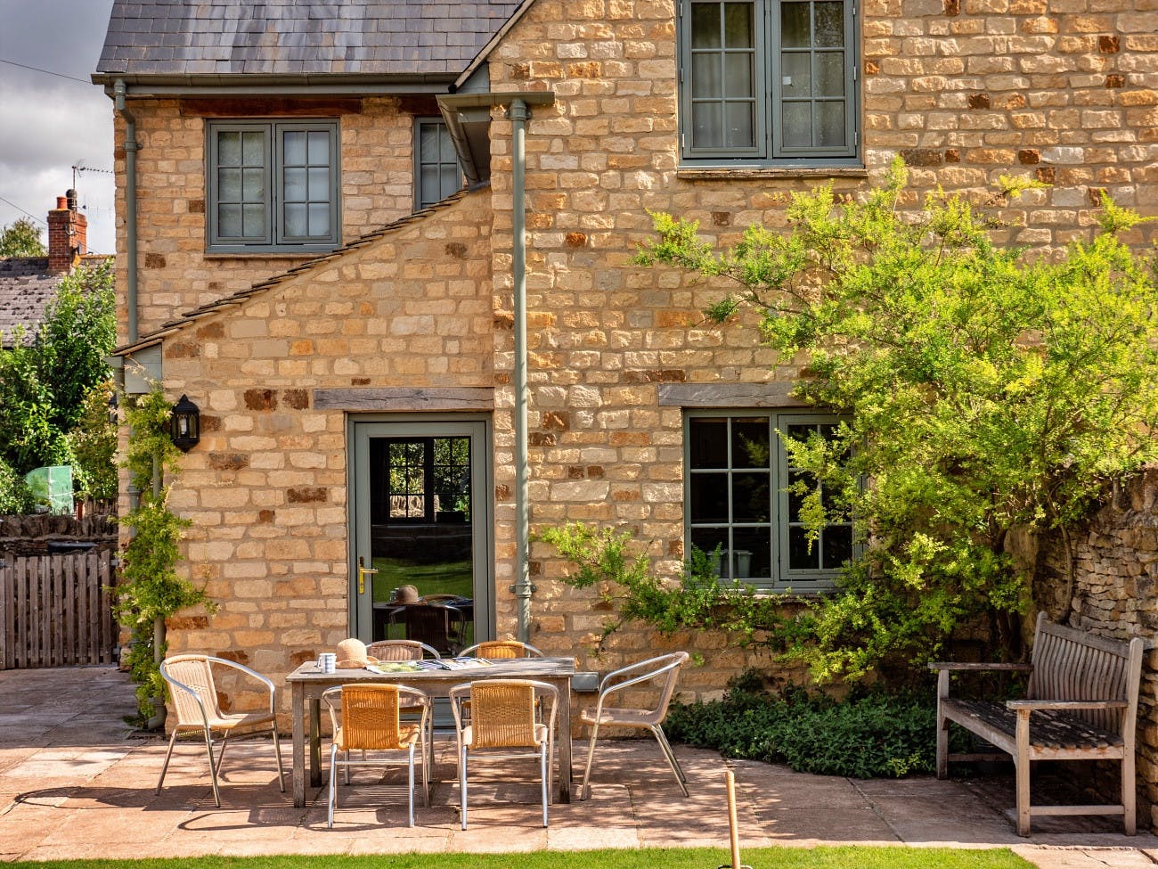 House Kingham Oxfordshire: Charming 3-Bedroom Cottage with Pool and Tennis Court, Oxfordshire