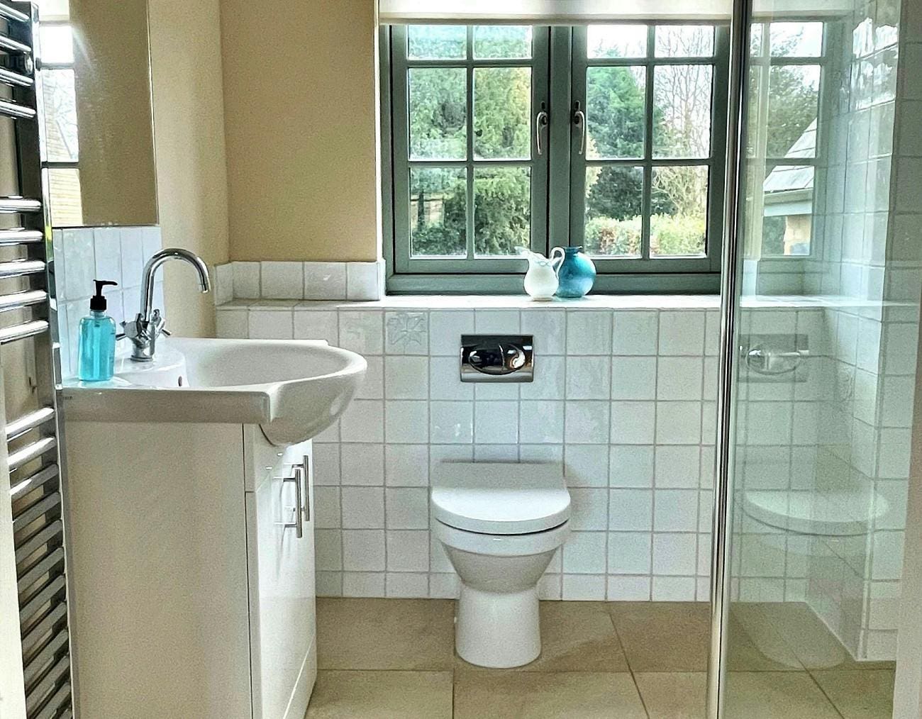 House Kingham Oxfordshire: Charming 3-Bedroom Cottage with Pool and Tennis Court, Oxfordshire