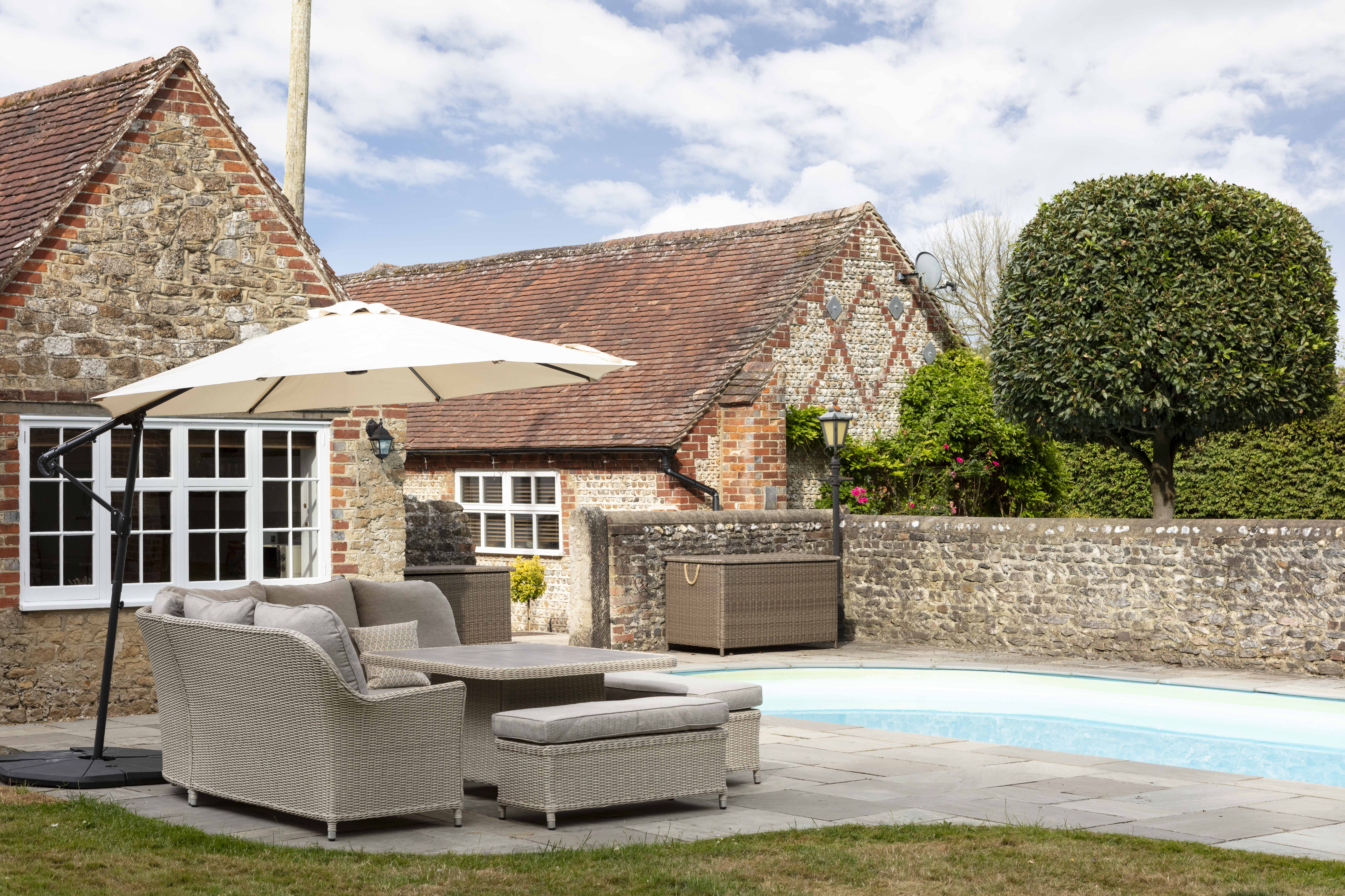 House Kingley Chichester Chichester: 6-Bedroom Luxury Cottage with Pool and Hot Tub, Chichester