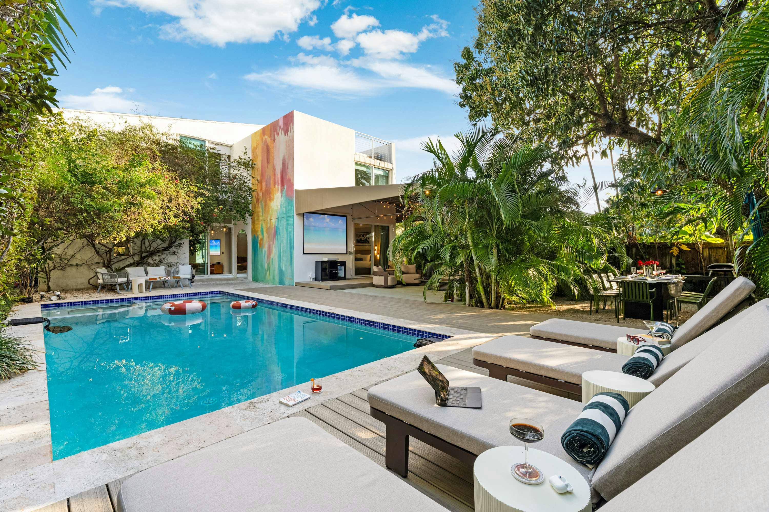 House Lignum CoconutGrove: Spacious 5-Bedroom Villa with Pool, Coconut Grove