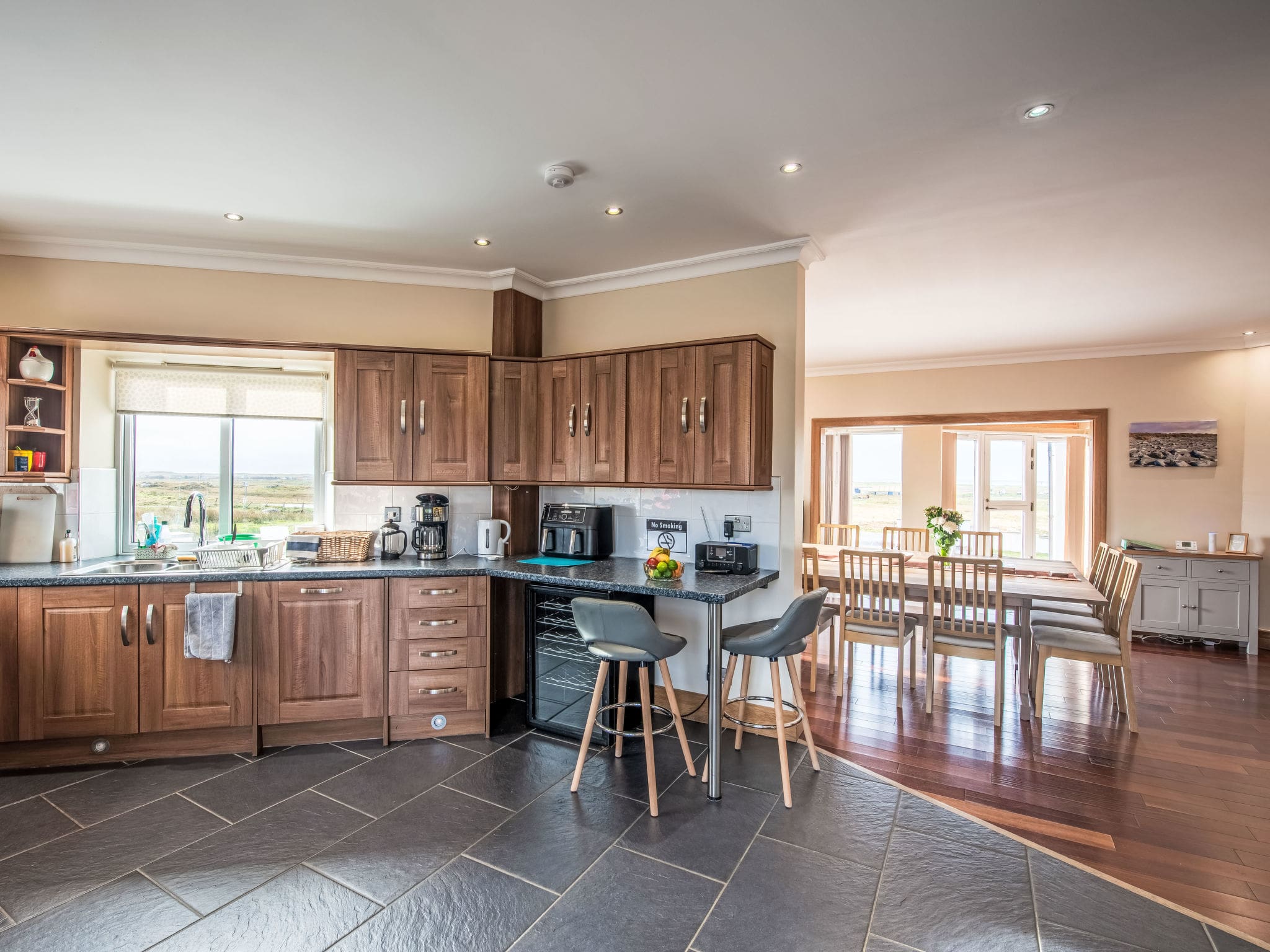 House Machair Uist: Spectacular 7-Bedroom Highland House with Hot Tub Sauna and Beach Access for Large Groups