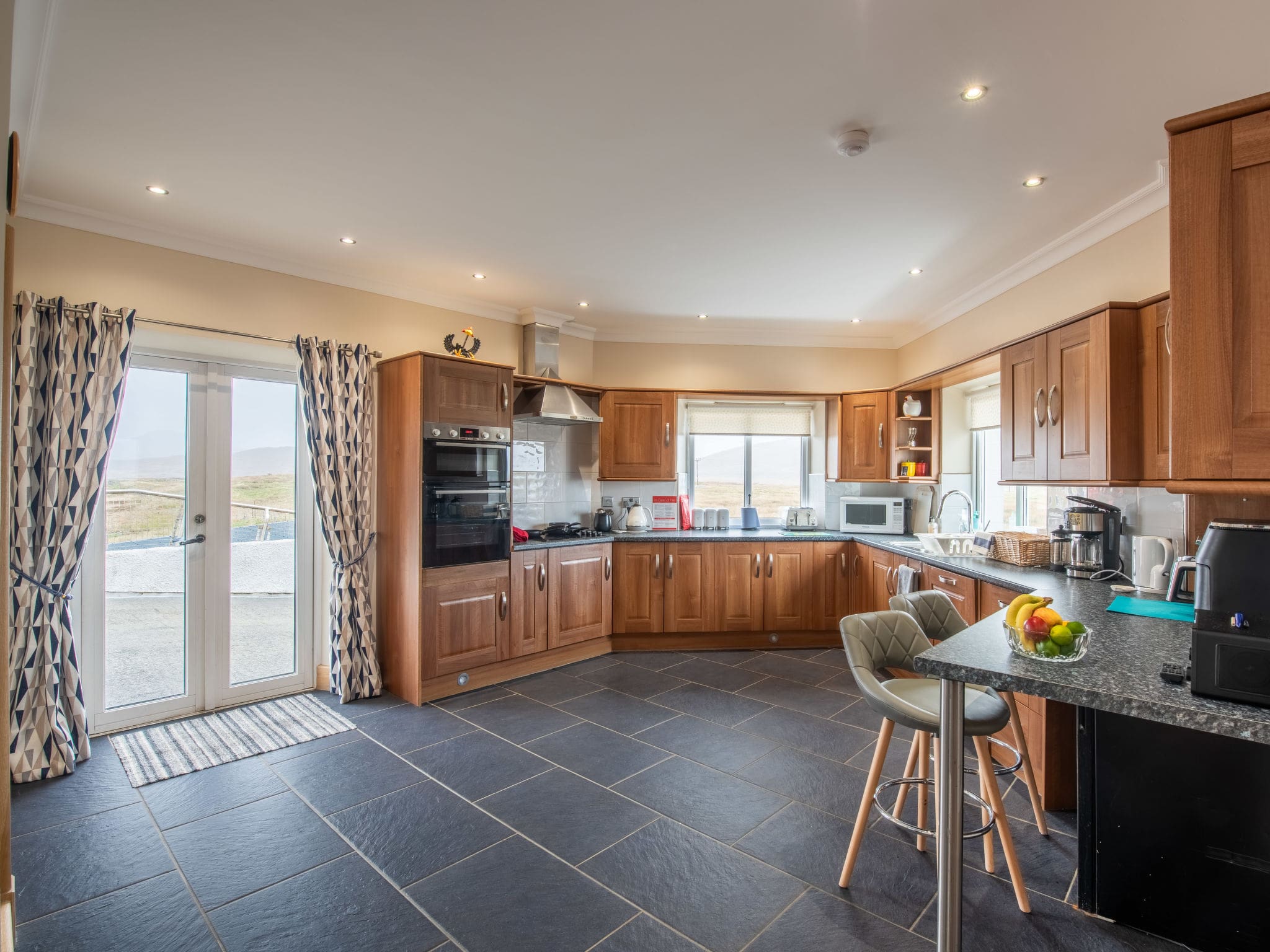 House Machair Uist: Spectacular 7-Bedroom Highland House with Hot Tub Sauna and Beach Access for Large Groups