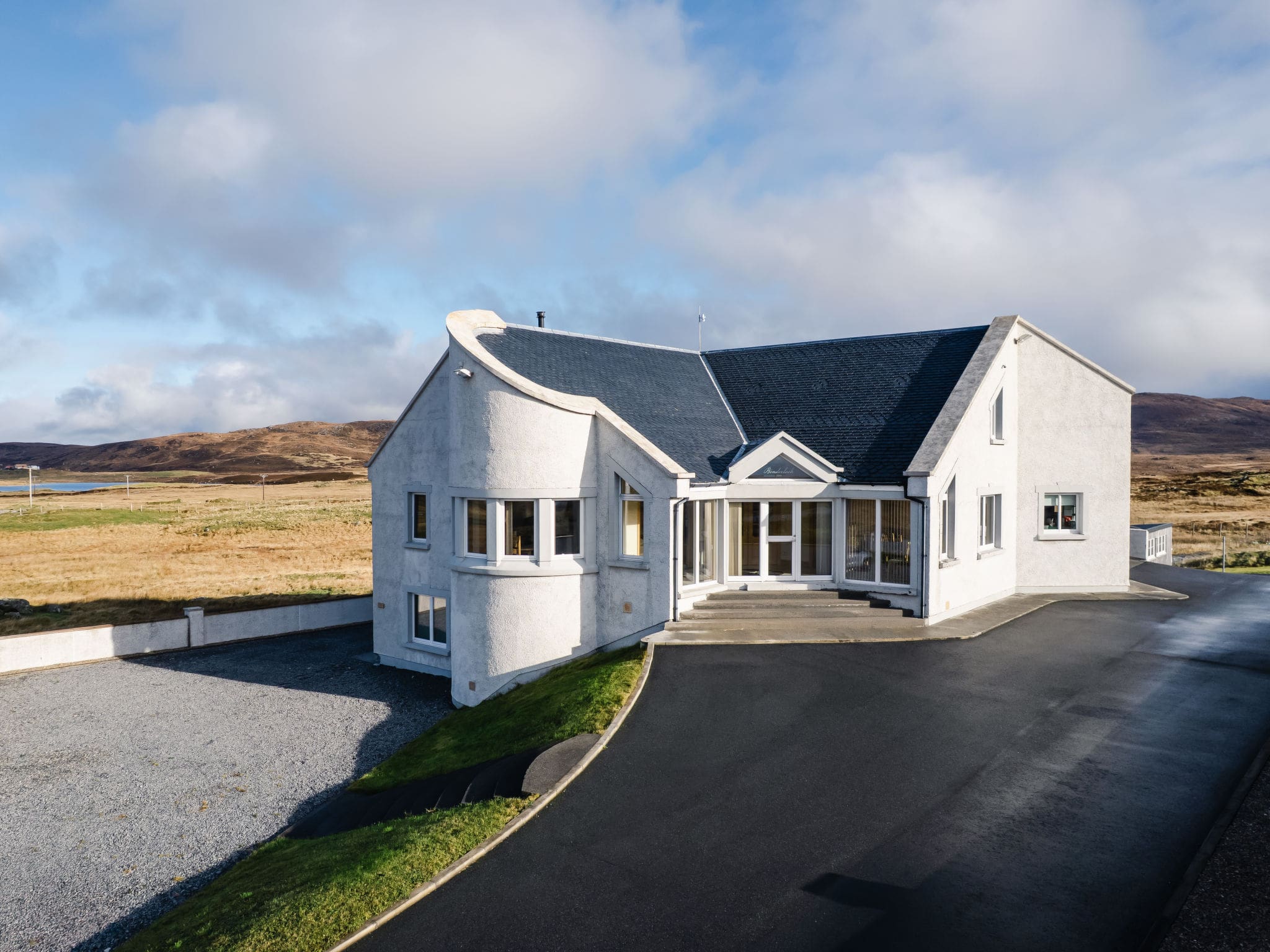 House Machair Uist South Uist: Spacious 7-Bedroom Scottish Island Retreat with Hot Tub and Countryside Views