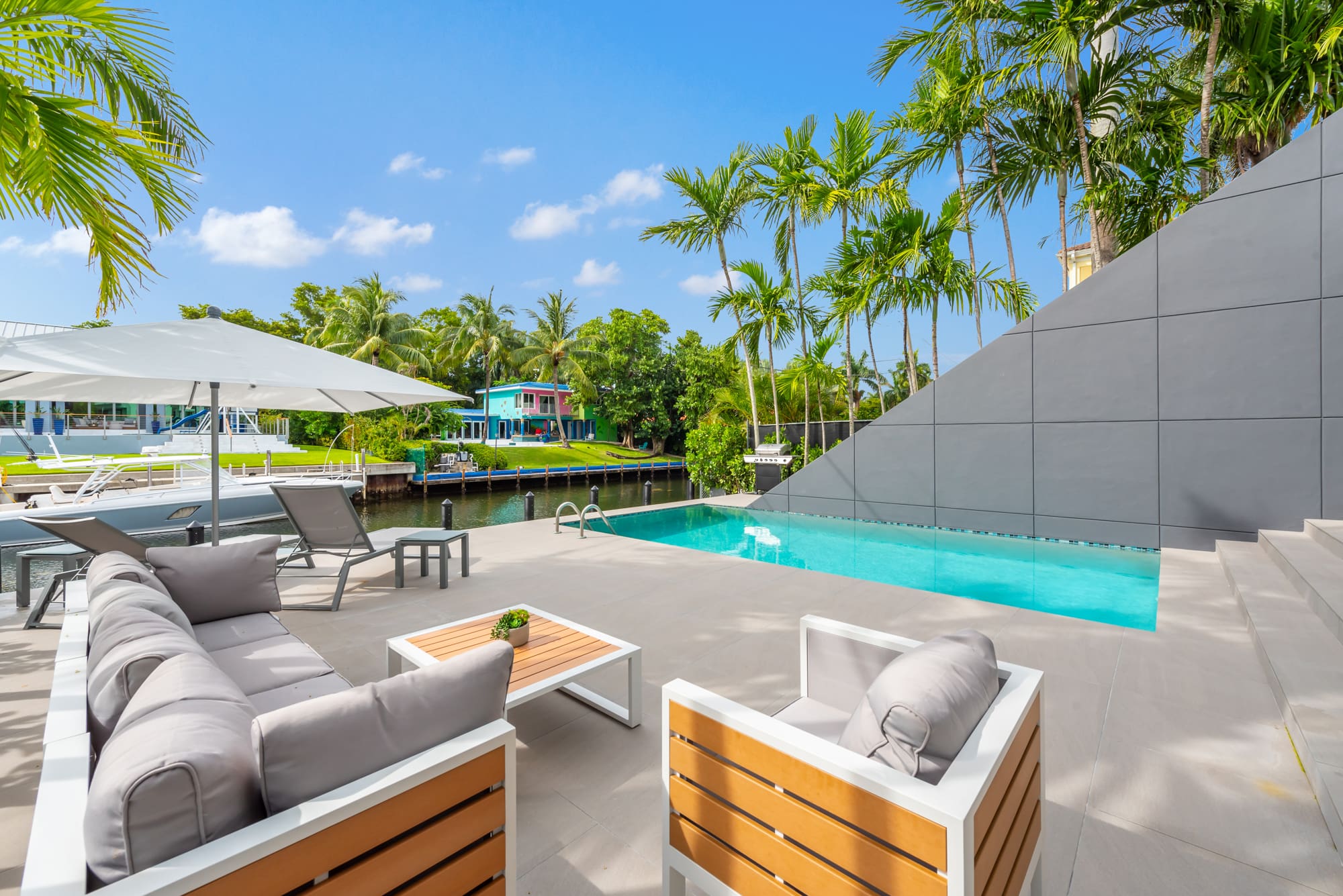 House Mahogany Grove Coconut Grove: Luxury 4-Bedroom Villa with Pool and Seaview, Coconut Grove