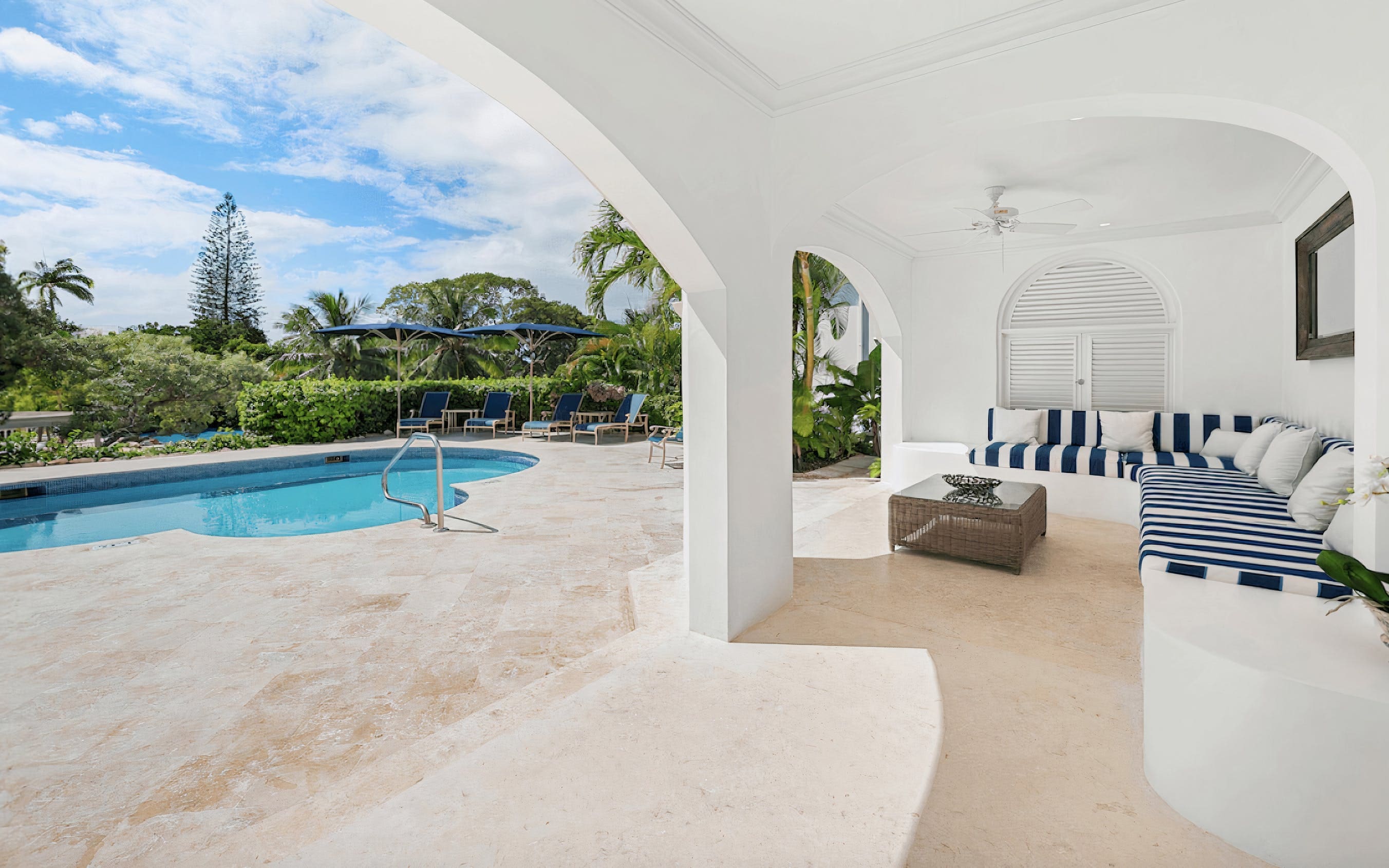 House Mahogany Holetown: Luxury 5-Bedroom Apartment with Seaview and Pool, Holetown