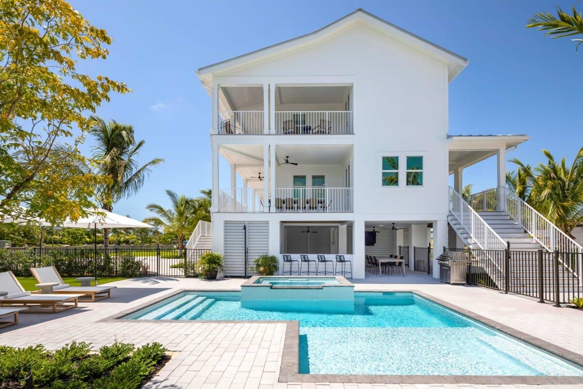 House Mahogany KeyWest: Luxury 6-Bedroom Villa with Seaview and Pool, Florida Keys