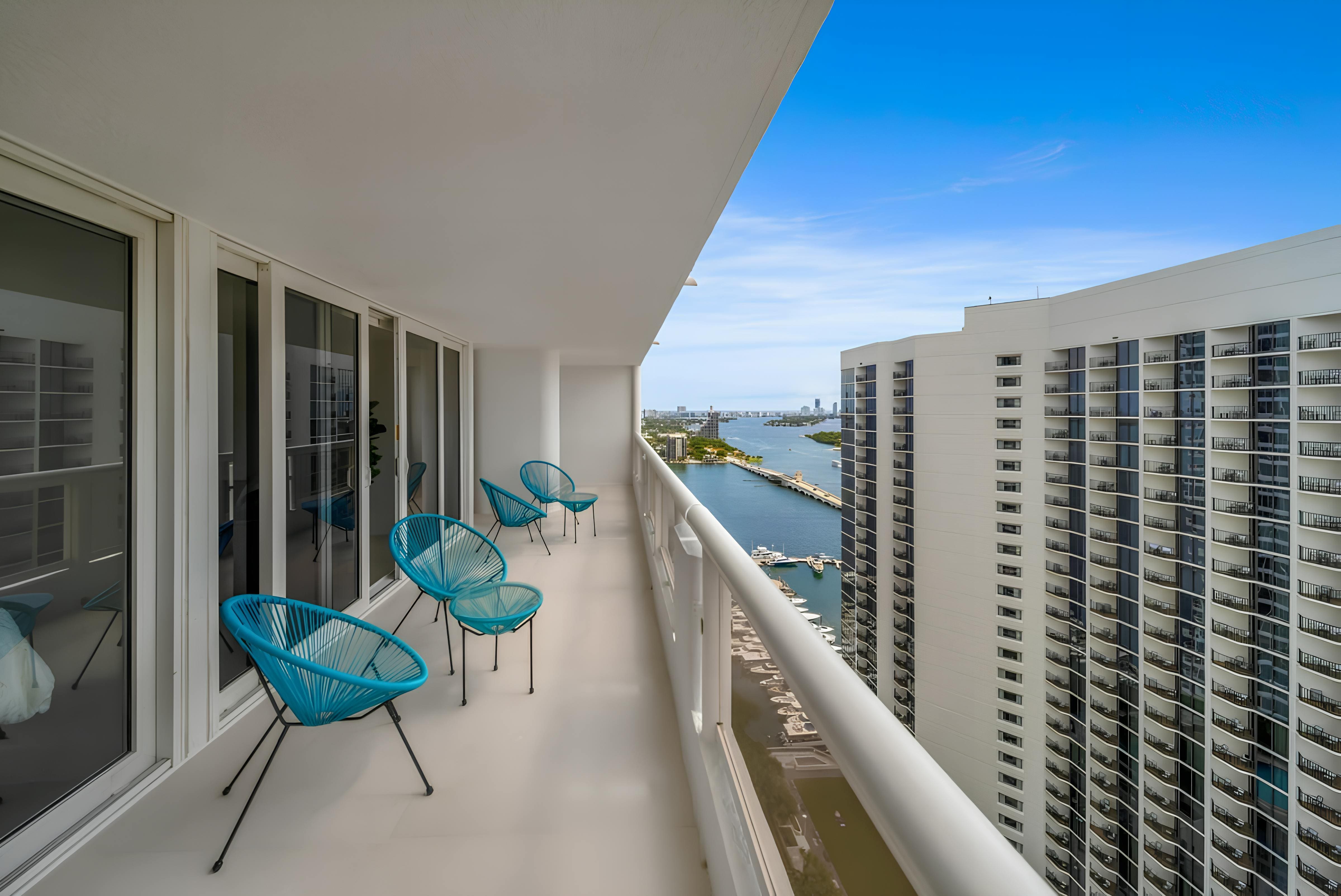 House Mahogany Miami Downtown Miami: Spacious 4-Bedroom Apartment with Seaview and Hot Tub, Downtown Miami