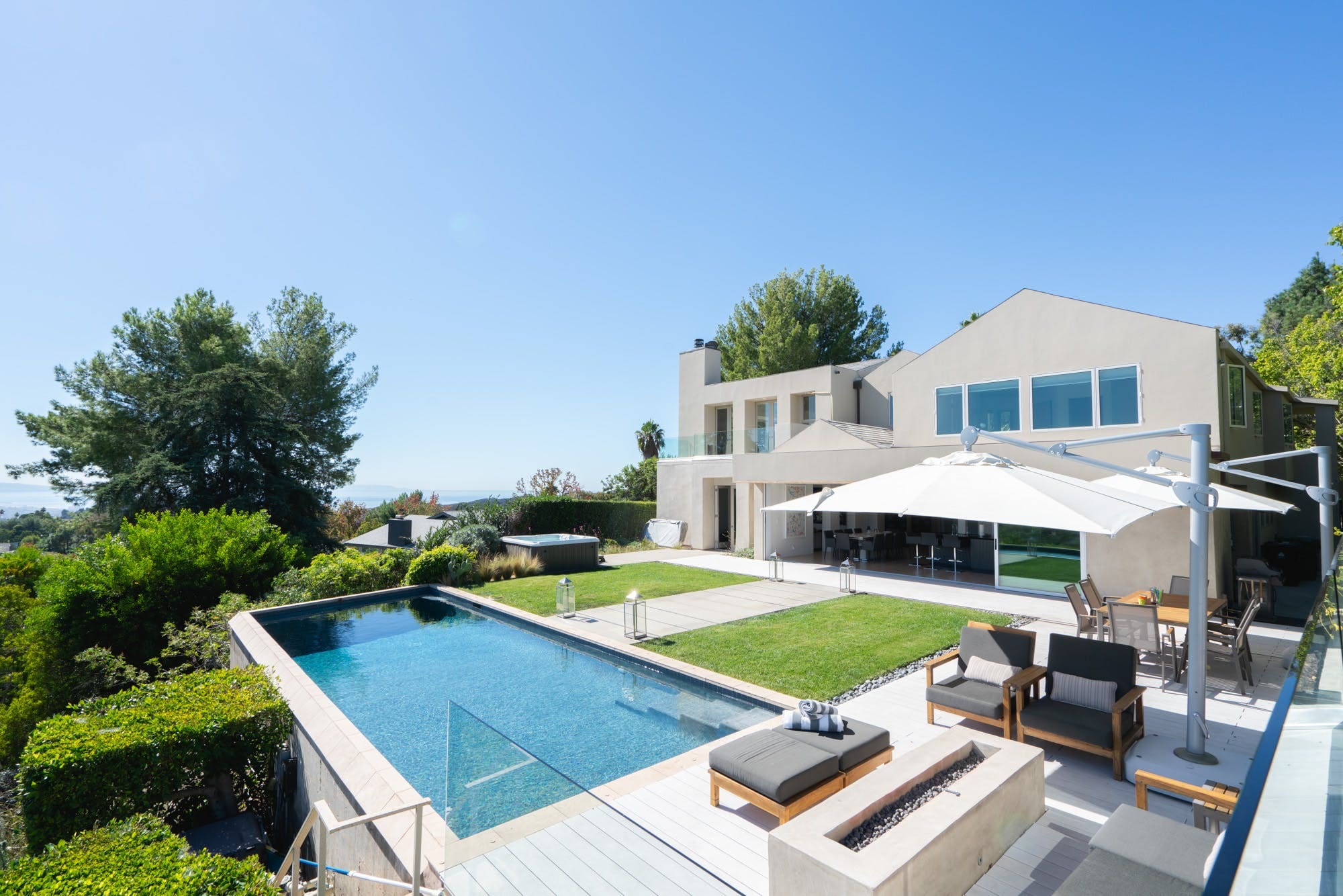 House Mandeville Brentwood: Luxury 5-Bedroom House with Pool and Seaview, Brentwood
