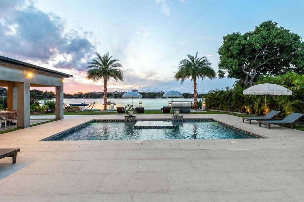 House Mangrove Hollywood: Luxury 5-Bedroom House with Lakefront and Pool, Hollywood