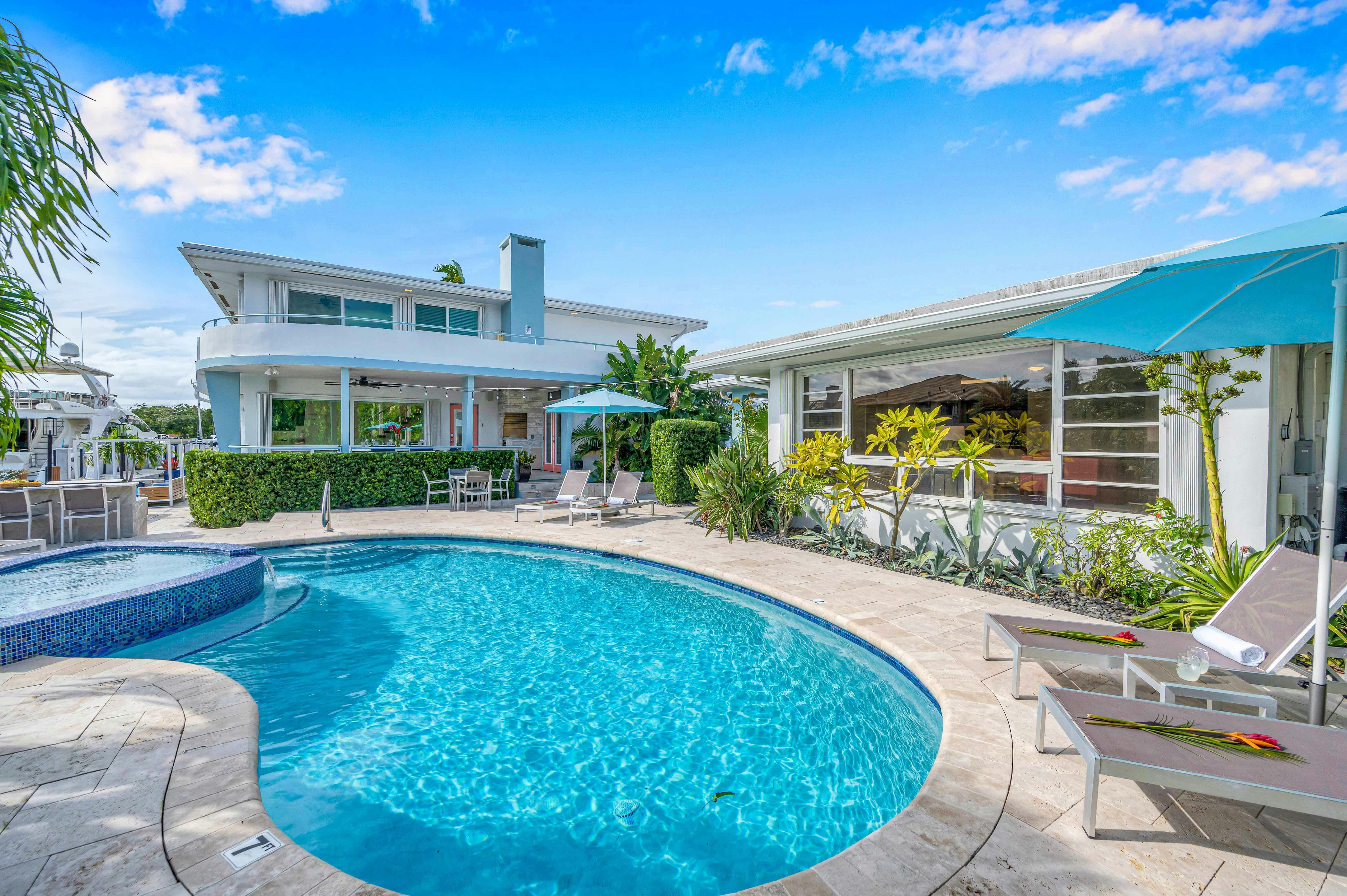 House Mangrove Las Olas: Luxury 14-Bedroom House with Two Pools, Las Olas Isles