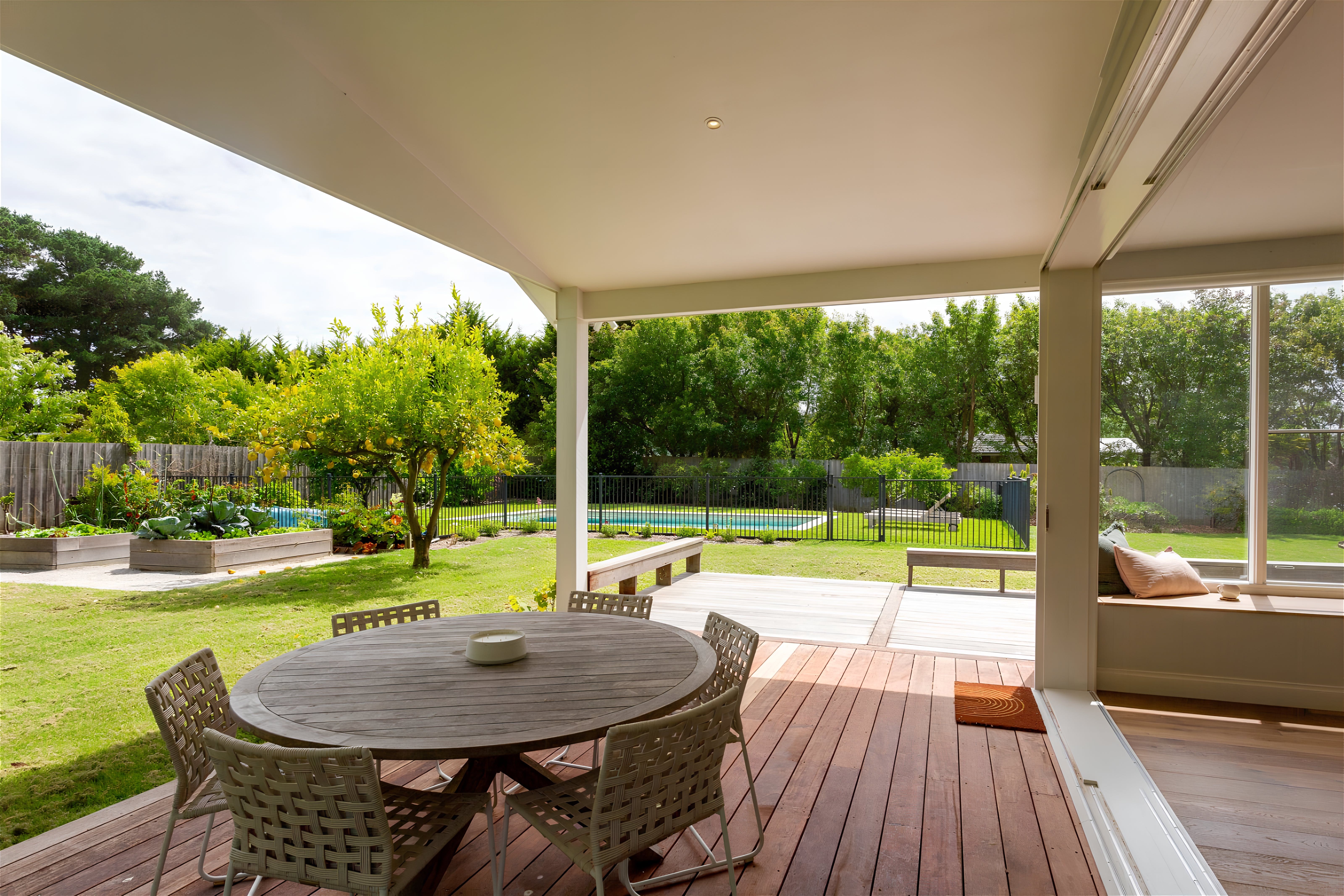 House Manna Gum Victoria: Luxury 3-Bedroom Apartment with Pool and Pet-Friendly, Victoria