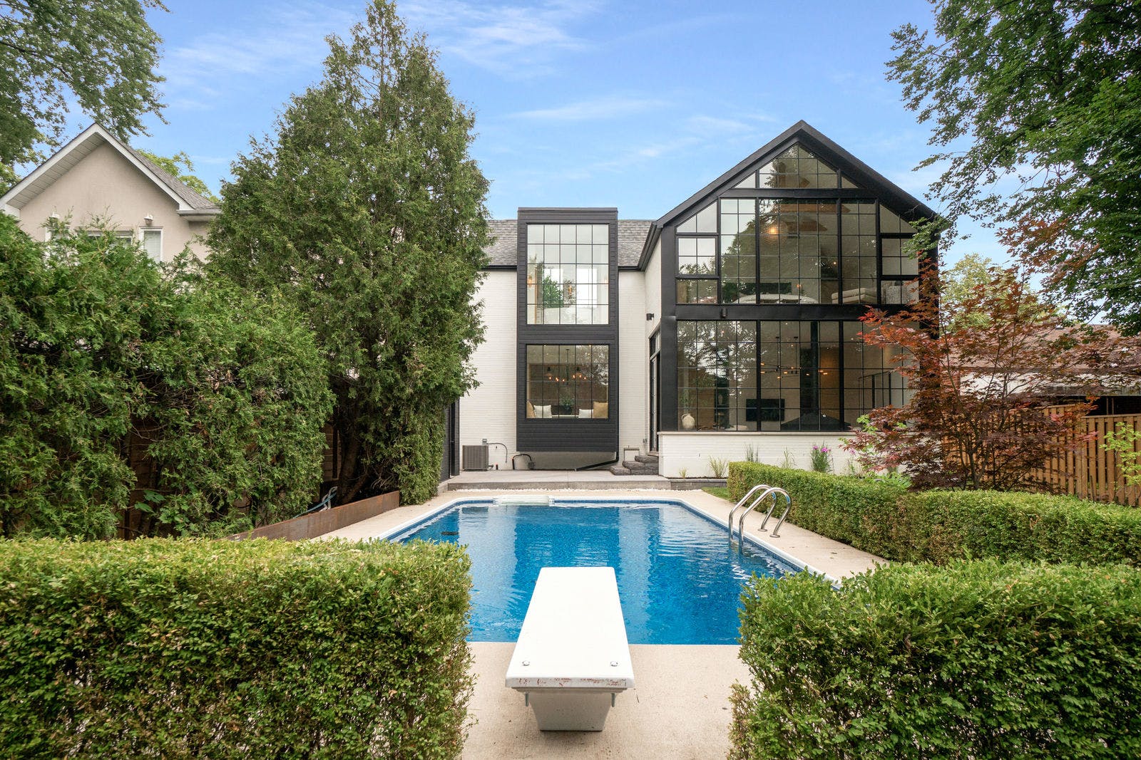 House Maple Toronto: Spacious 5-Bedroom Apartment with Pool and Gym, Toronto