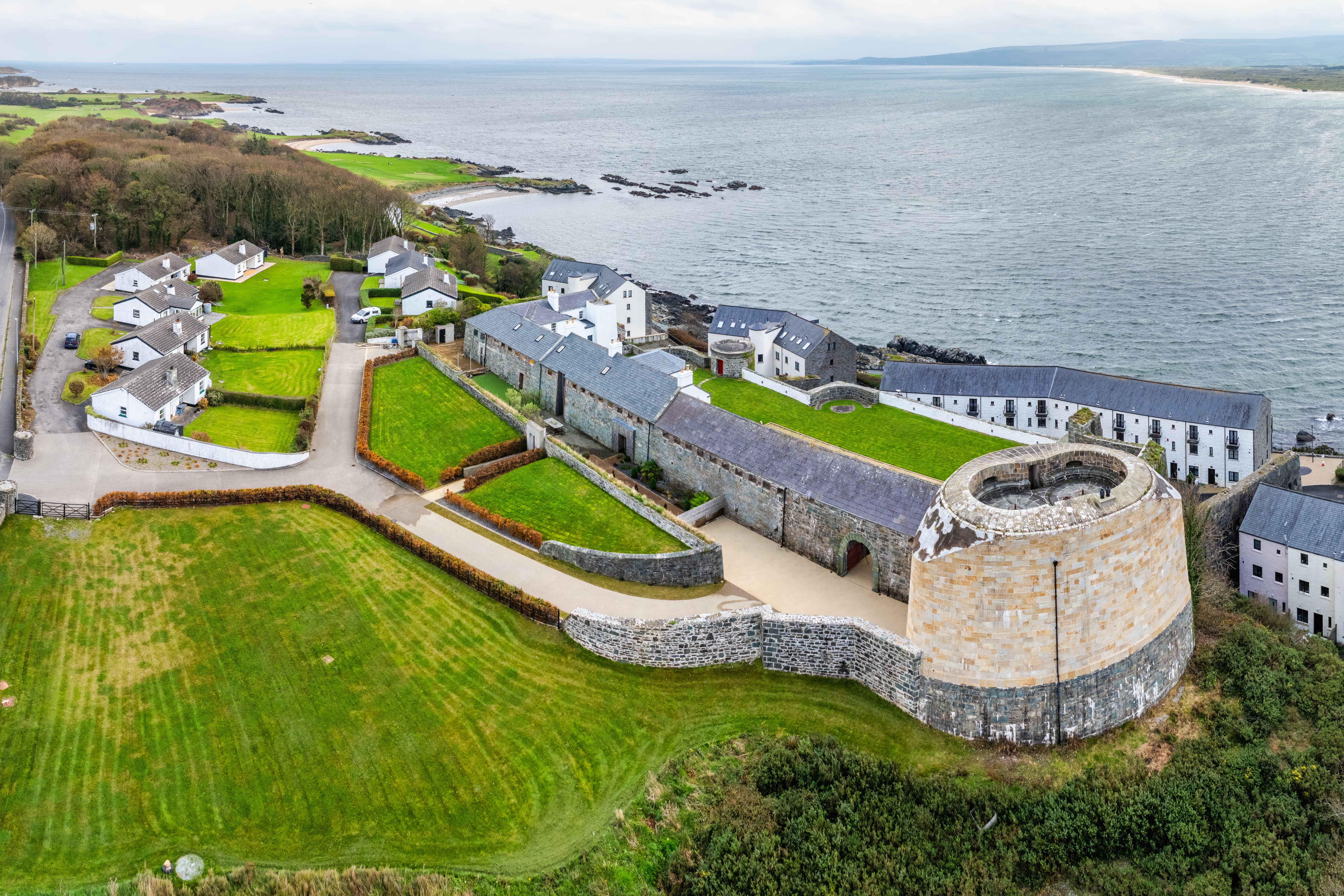 House Martello Greencastle: Luxury 4-Bedroom House with Hot Tub and Seaview, County Donegal