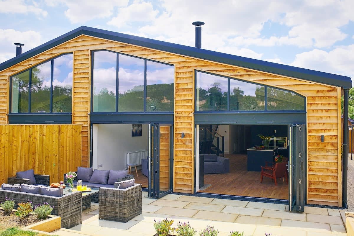 House Mendip Frome: Luxury 8-Bedroom Cottage with Hot Tub, Somerset Countryside