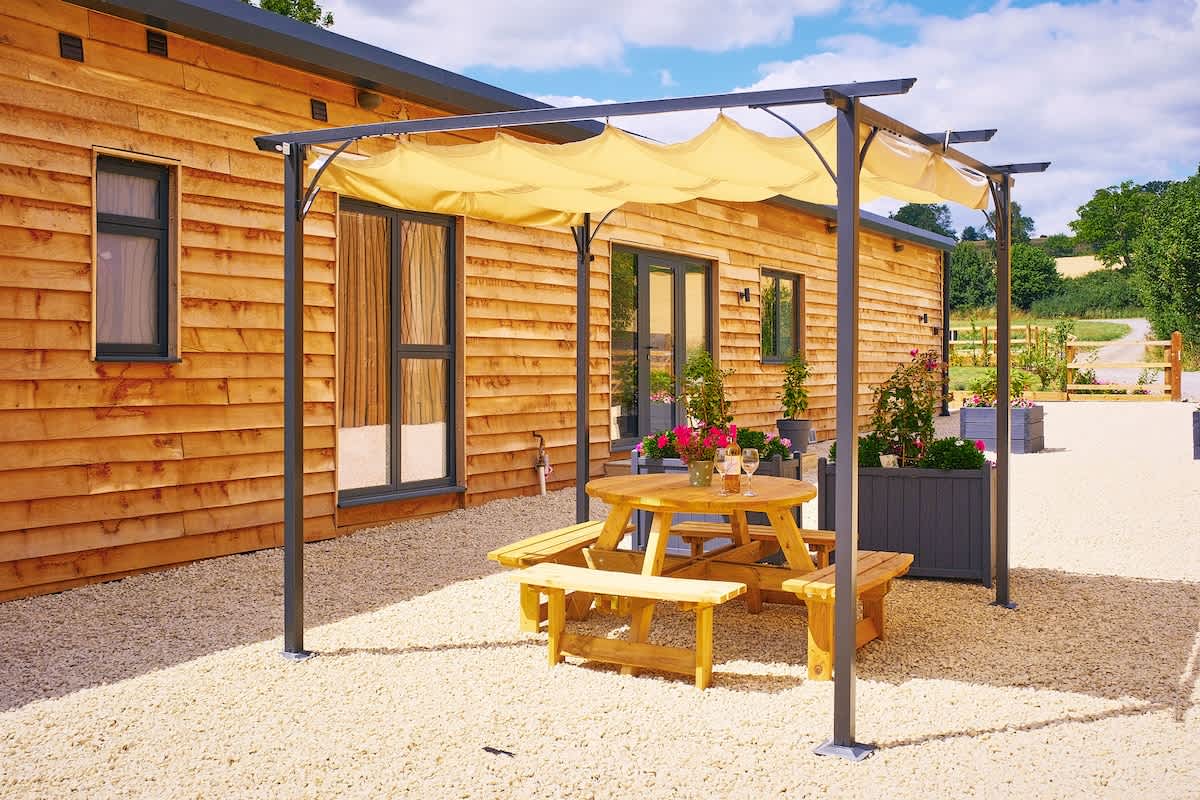 House Mendip Frome: Luxury 8-Bedroom Cottage with Hot Tub, Somerset Countryside