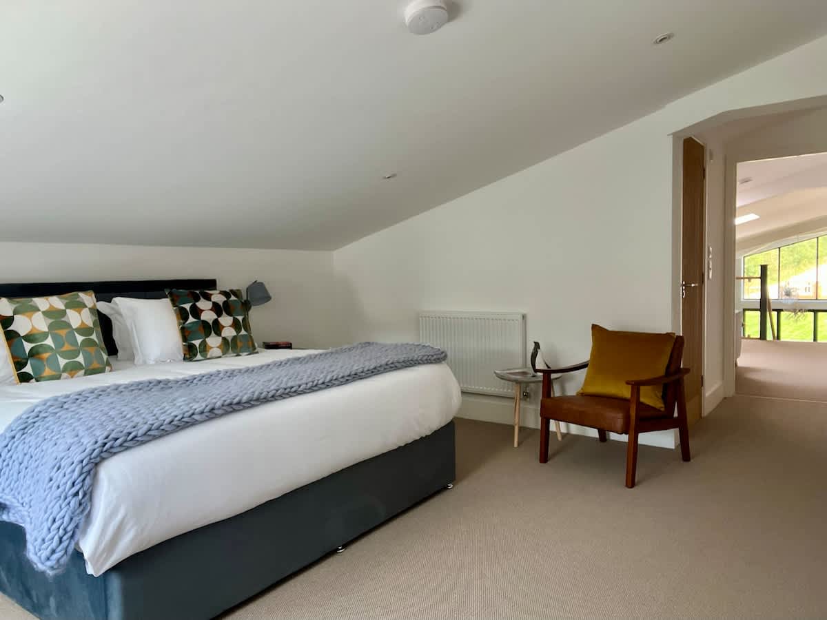 House Mendip Frome: Luxury 8-Bedroom Cottage with Hot Tub, Somerset Countryside