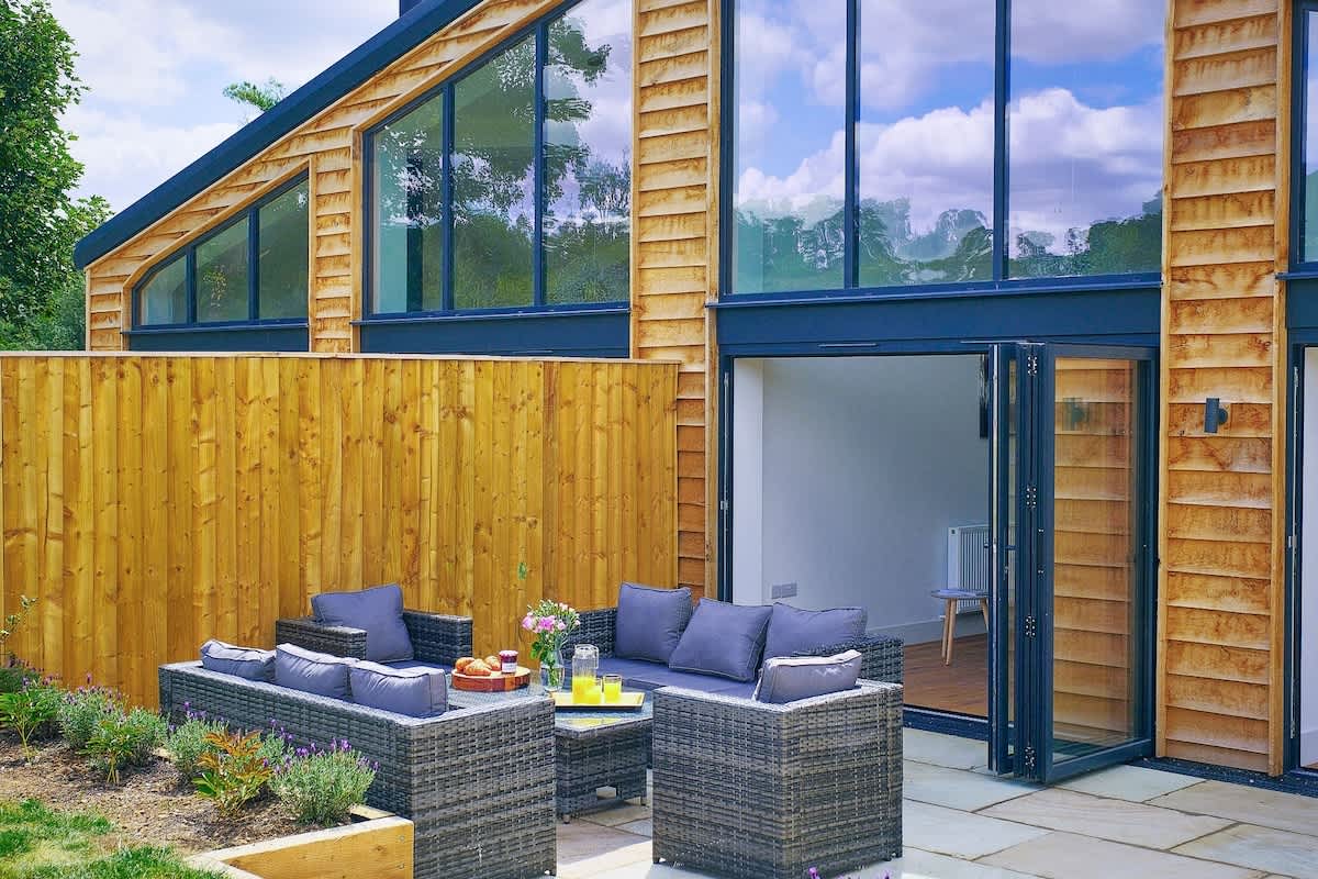 House Mendip Frome: Luxury 8-Bedroom Cottage with Hot Tub, Somerset Countryside