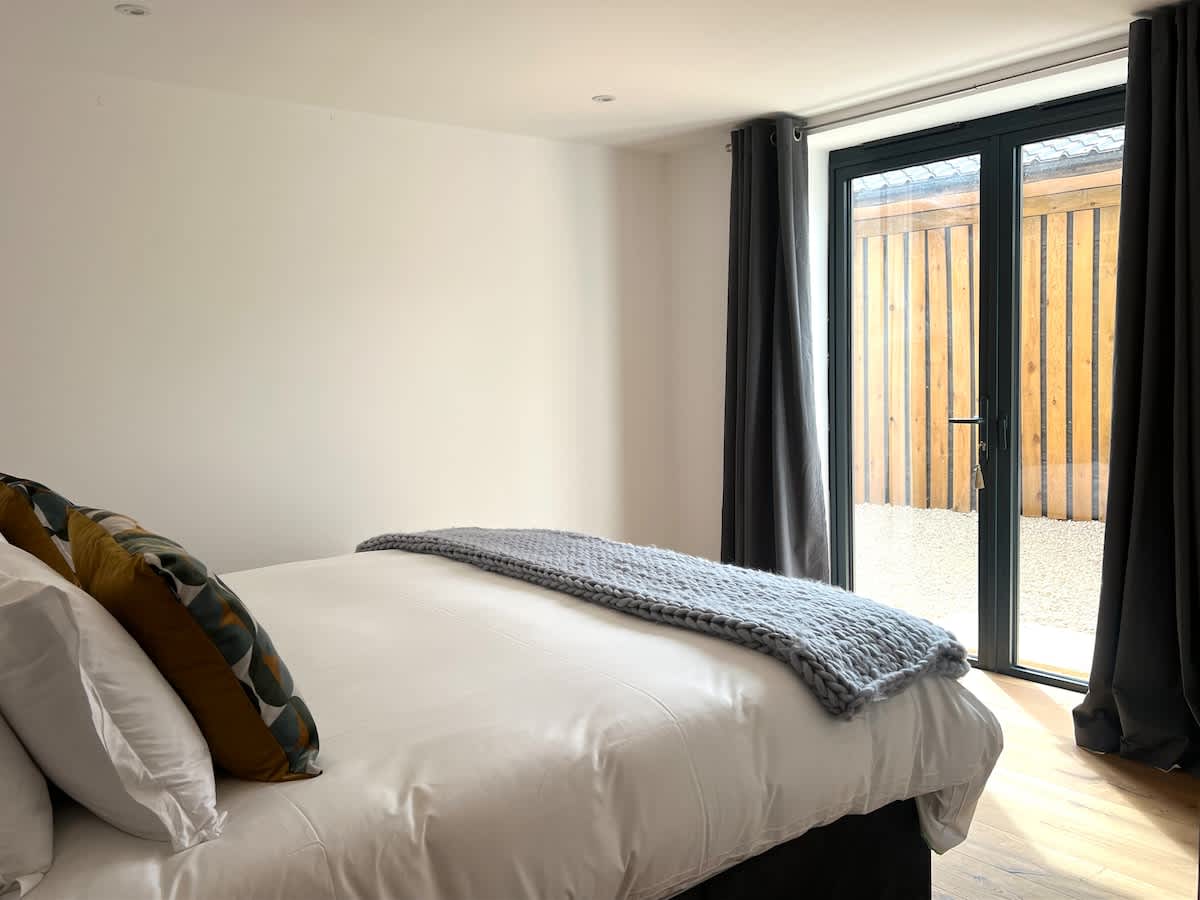 House Mendip Frome: Luxury 8-Bedroom Cottage with Hot Tub, Somerset Countryside