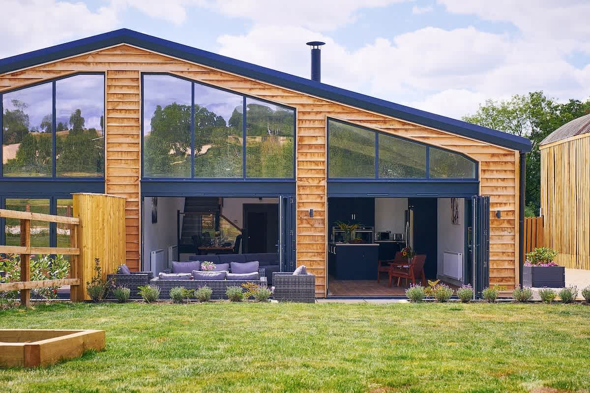 House Mendip Frome: Luxury 8-Bedroom Cottage with Hot Tub, Somerset Countryside