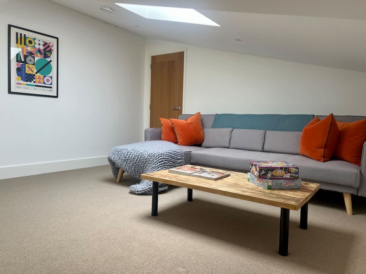 House Mendip Frome: Luxury 8-Bedroom Cottage with Hot Tub, Somerset Countryside