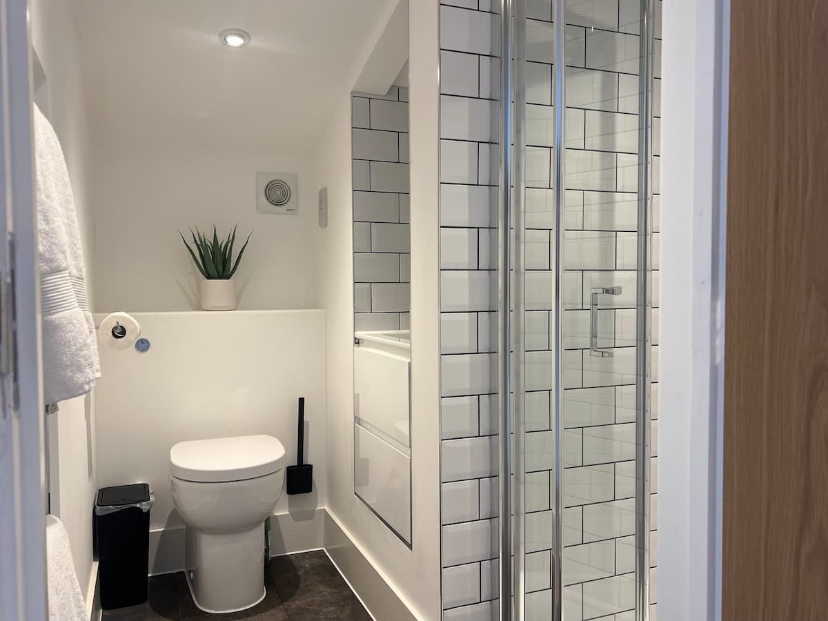 House Mendip Frome: Luxury 8-Bedroom Cottage with Hot Tub, Somerset Countryside