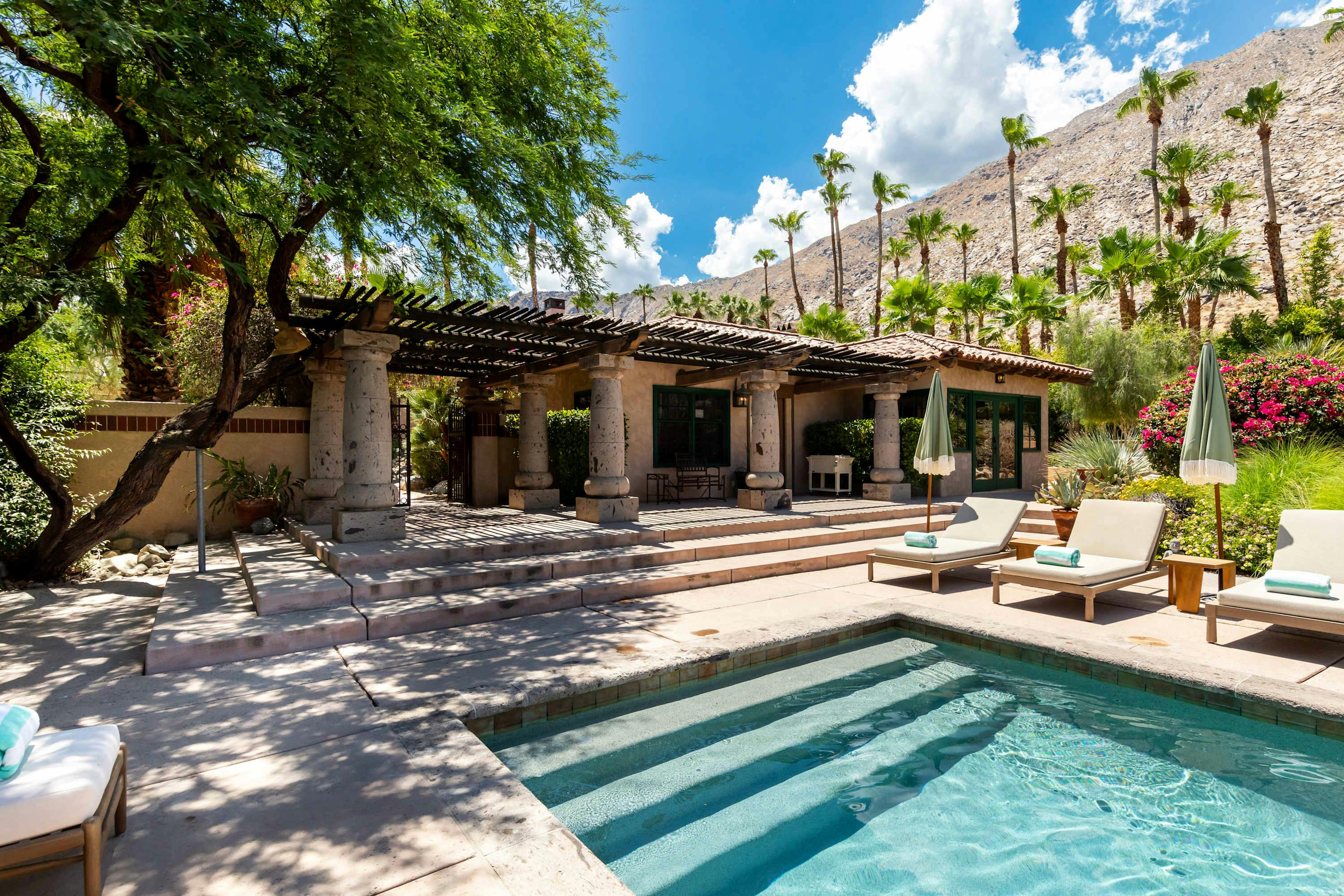 House Mesquite Club: Elegant 5-Bedroom Villa with Tennis Court, Palm Springs